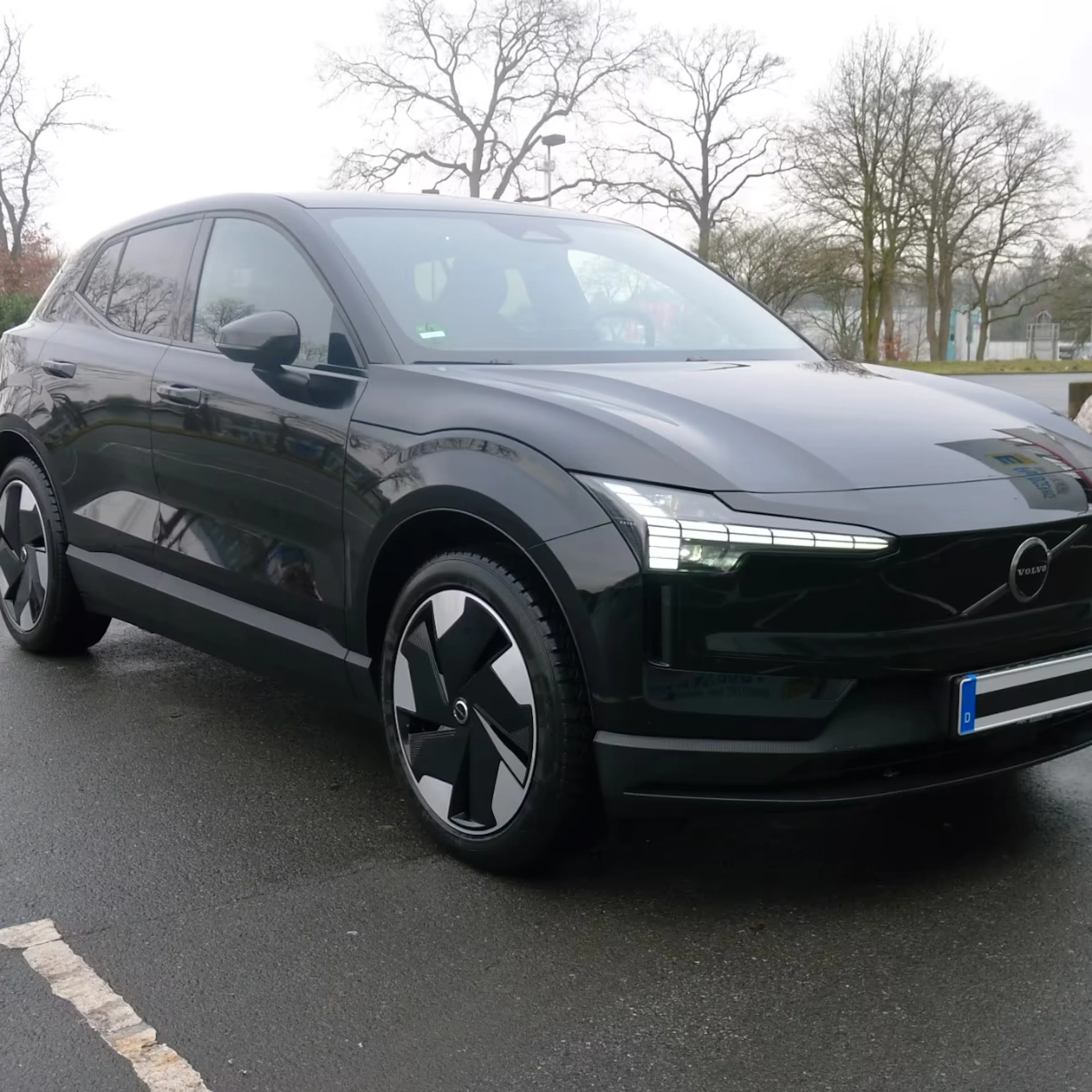 Ein schwarzer Volvo EX30 steht auf einem Parkplatz