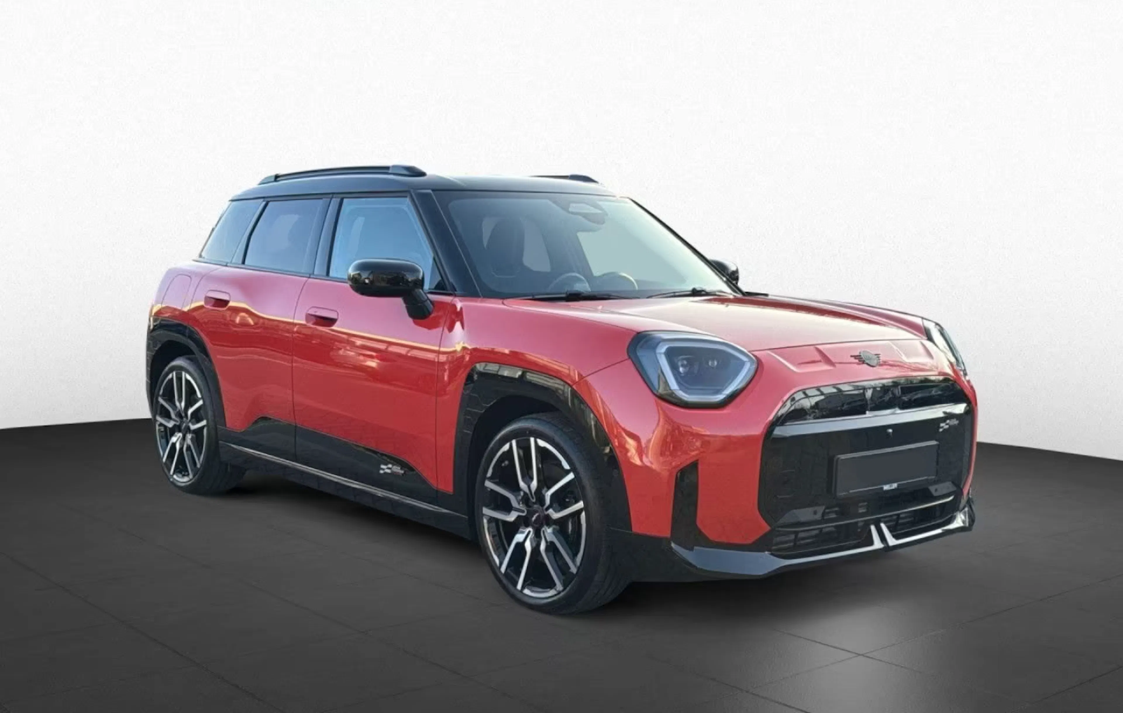 Ein roter Mini Aceman steht auf einer Verkaufsfläche.