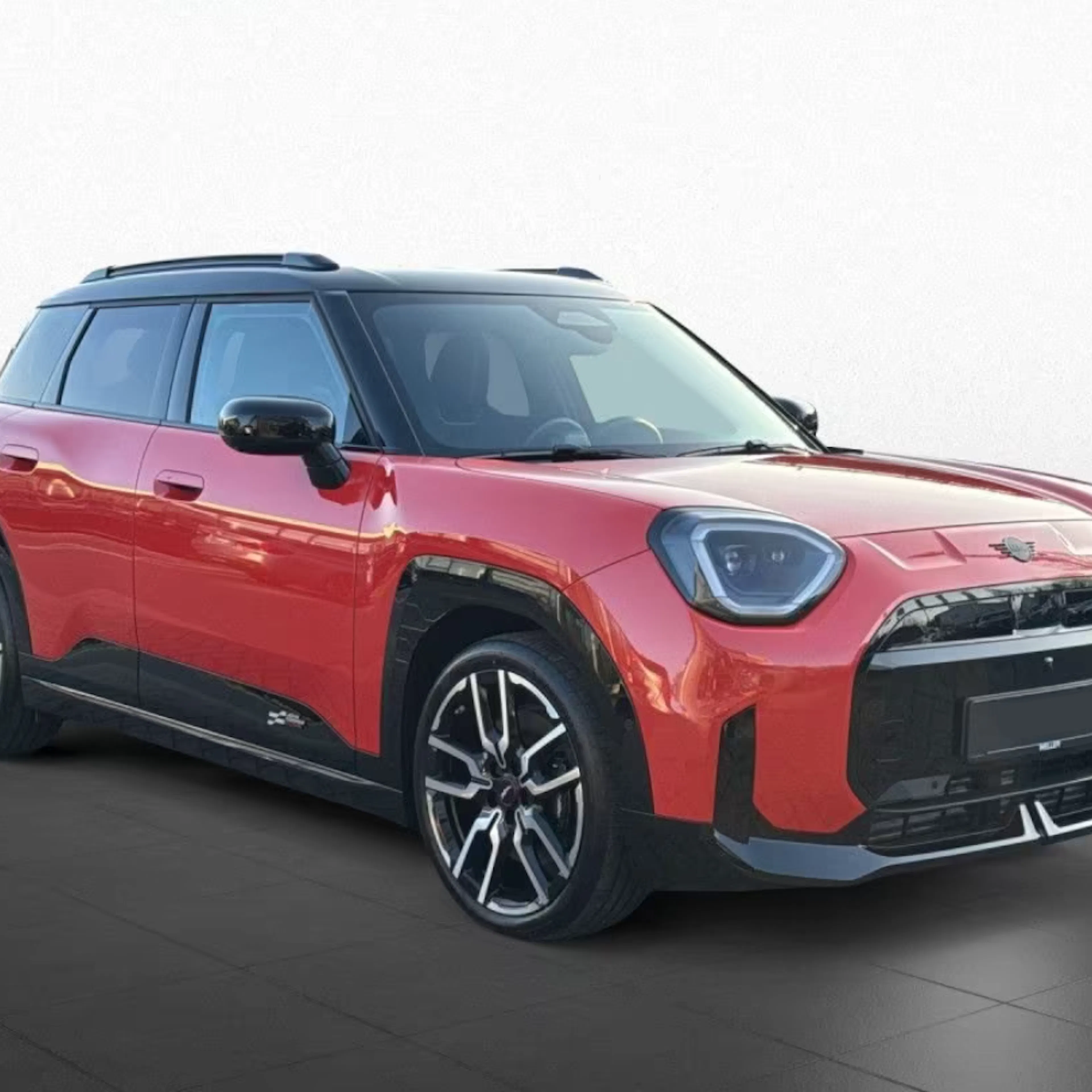 Ein roter Mini Aceman steht auf einer Verkaufsfläche.