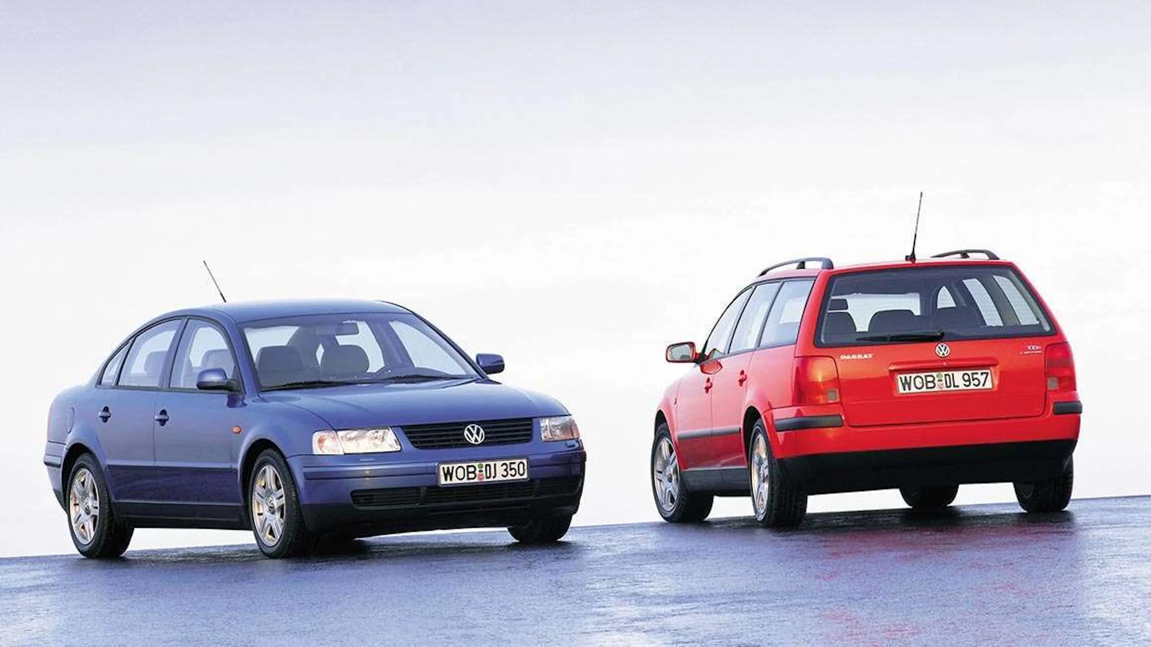 Ein VW Passat Limousine und ein VW Passat Kombi stehen auf einem grauen Platz.