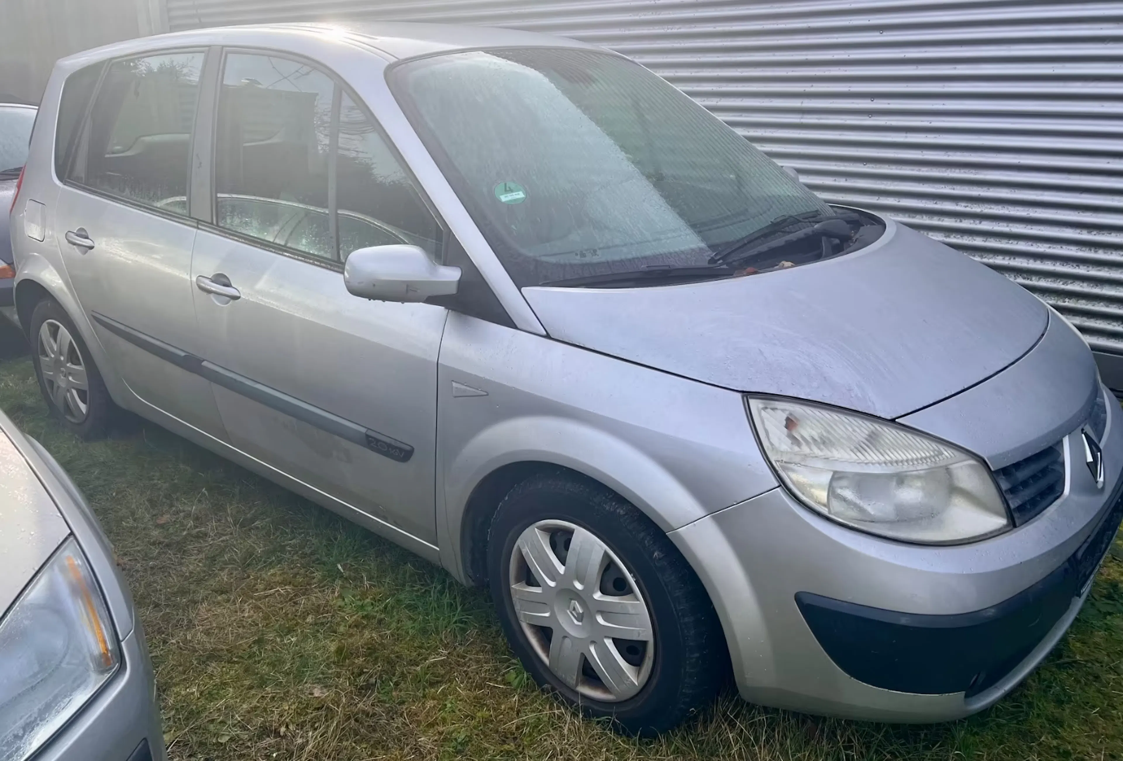 Ein silberner Renault Scénic.