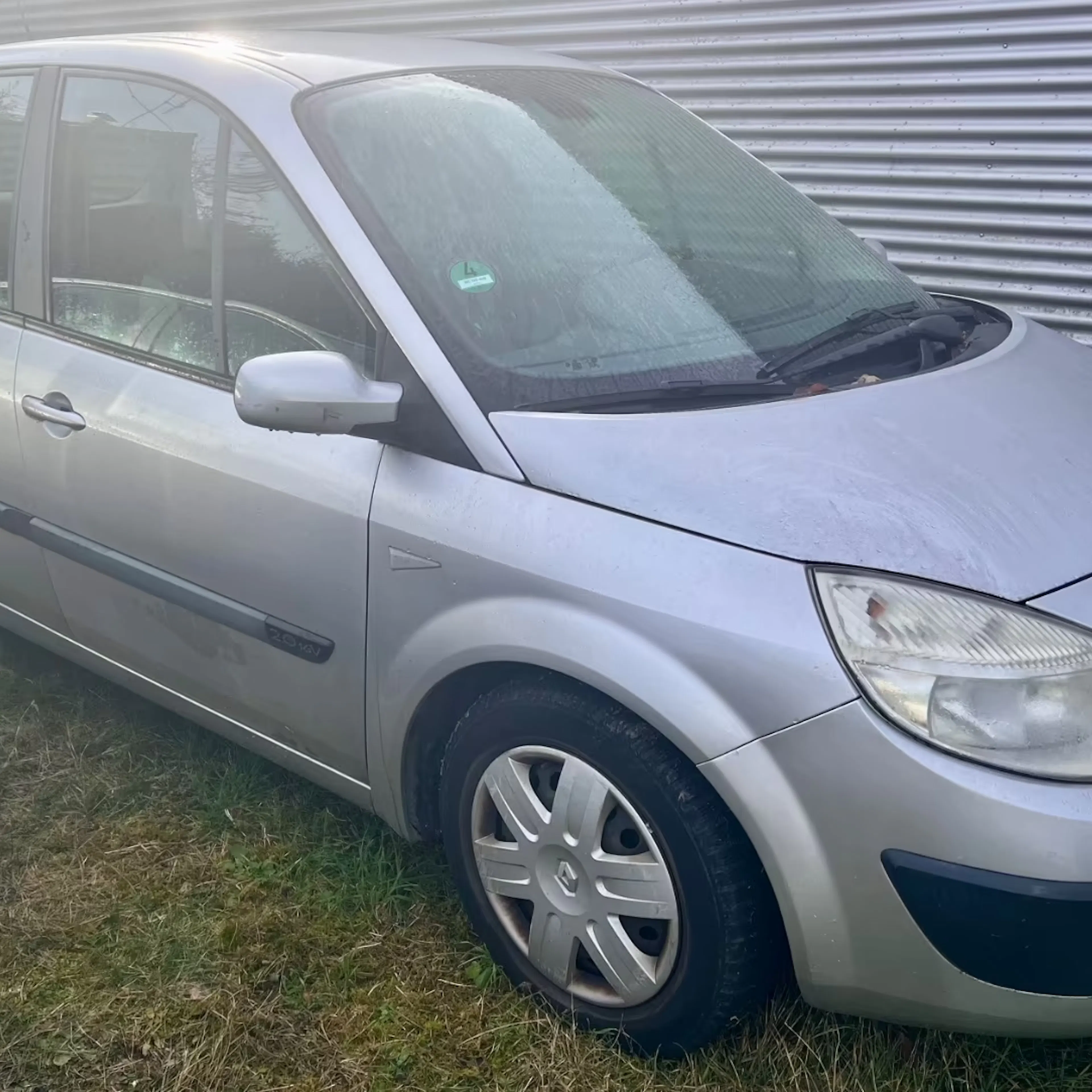 Ein silberner Renault Scénic.