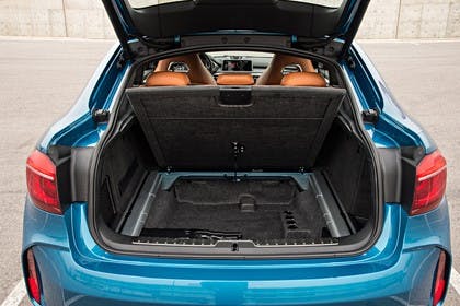 BMW X6 M F16 Aussenansicht Heck Kofferraum geöffnet statisch blau statisch blau