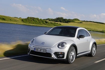 VW Beetle Aussenansicht Front schräg dynamisch weiss