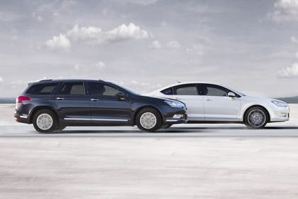 Citroën C5 und C5 Tourer R Aussenansicht Seite dynamisch blau weiss