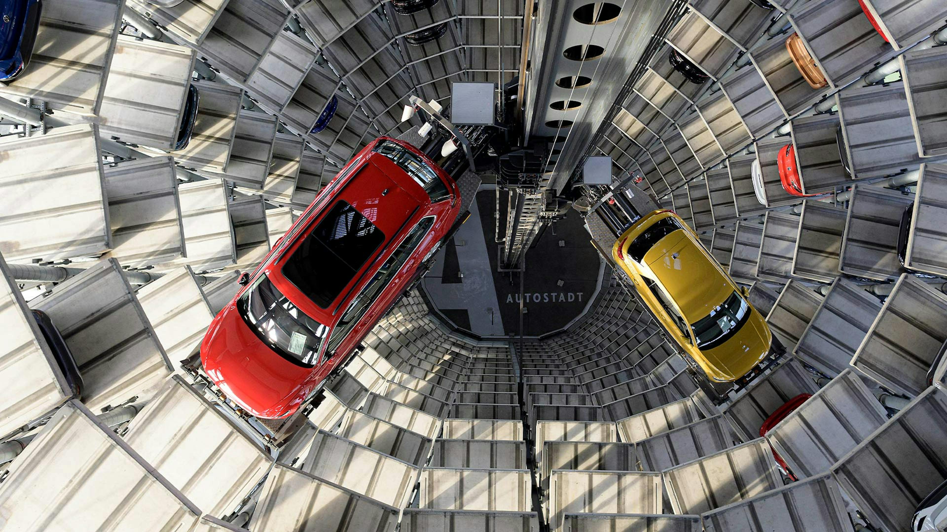 Innenansicht eines Autoturms in der Autostadt Wolfburg.