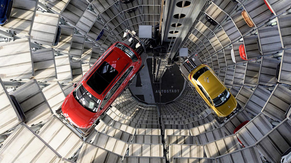 Innenansicht eines Autoturms in der Autostadt Wolfburg.