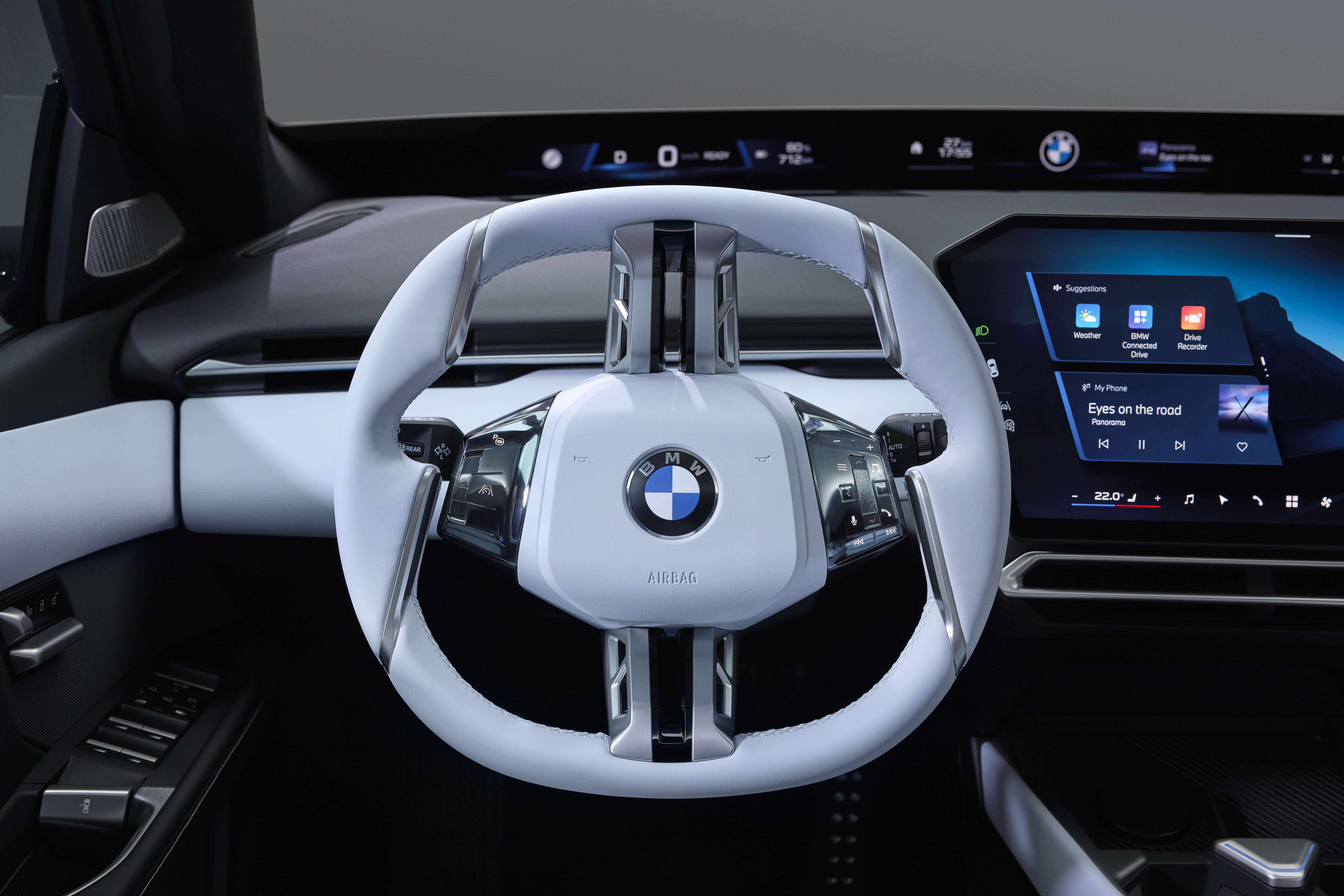 Ein Blick auf das Lenkrad und Cockpit des BMW i3.