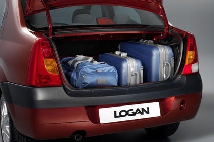Dacia Logan Limousine Aussenansicht Heck Kofferraum geöffnet Studio statisch rot