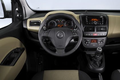 Opel Combo Tour Innenansicht Fahrerposition Studio statisch beige