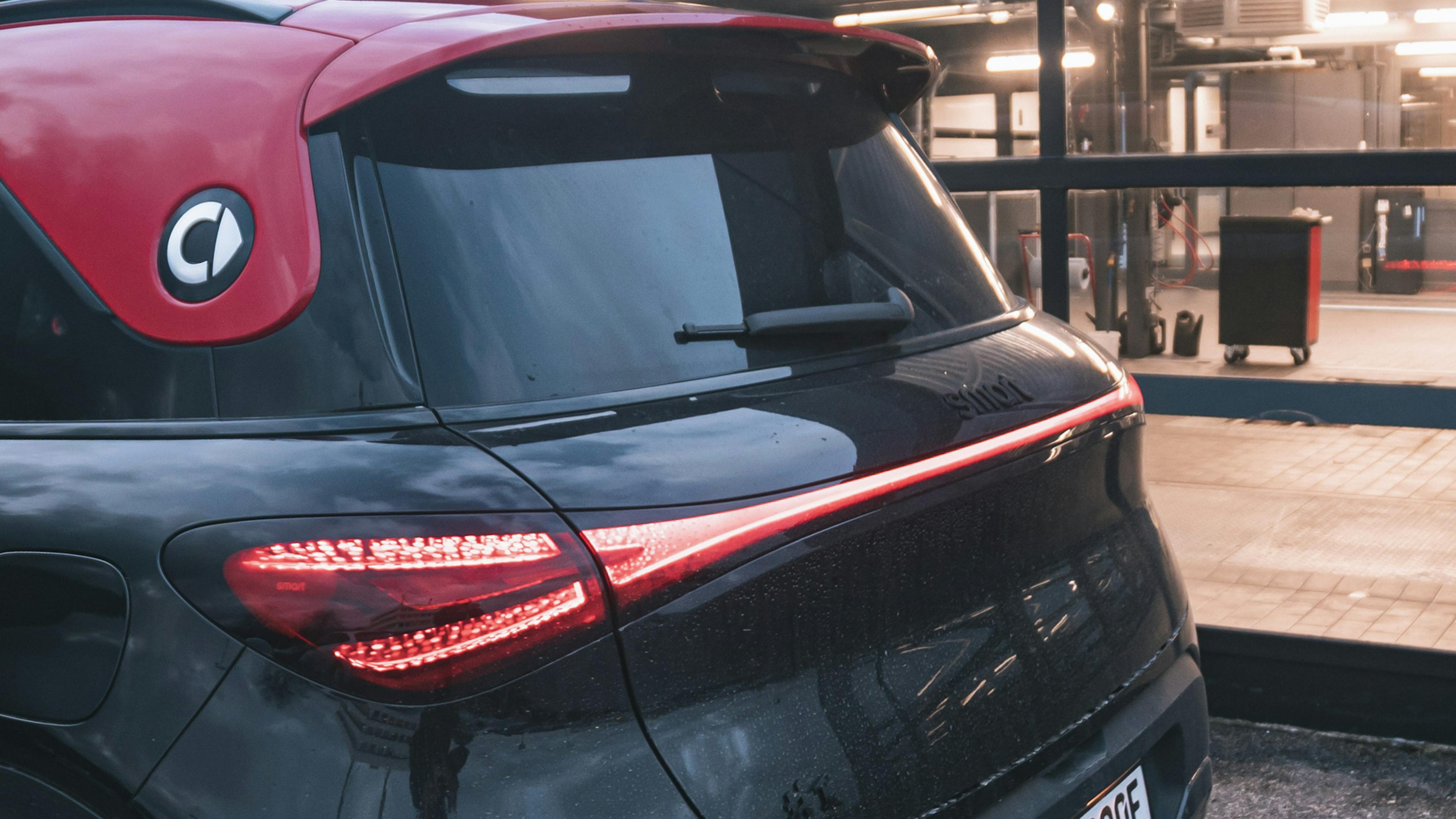 Der Dachspoiler und die Rückleuchte an einem Smart #1 Brabus.