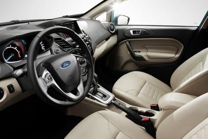 Ford Fiesta JA8 Dreitürer Innenansicht Fahrerposition Studio statisch beige