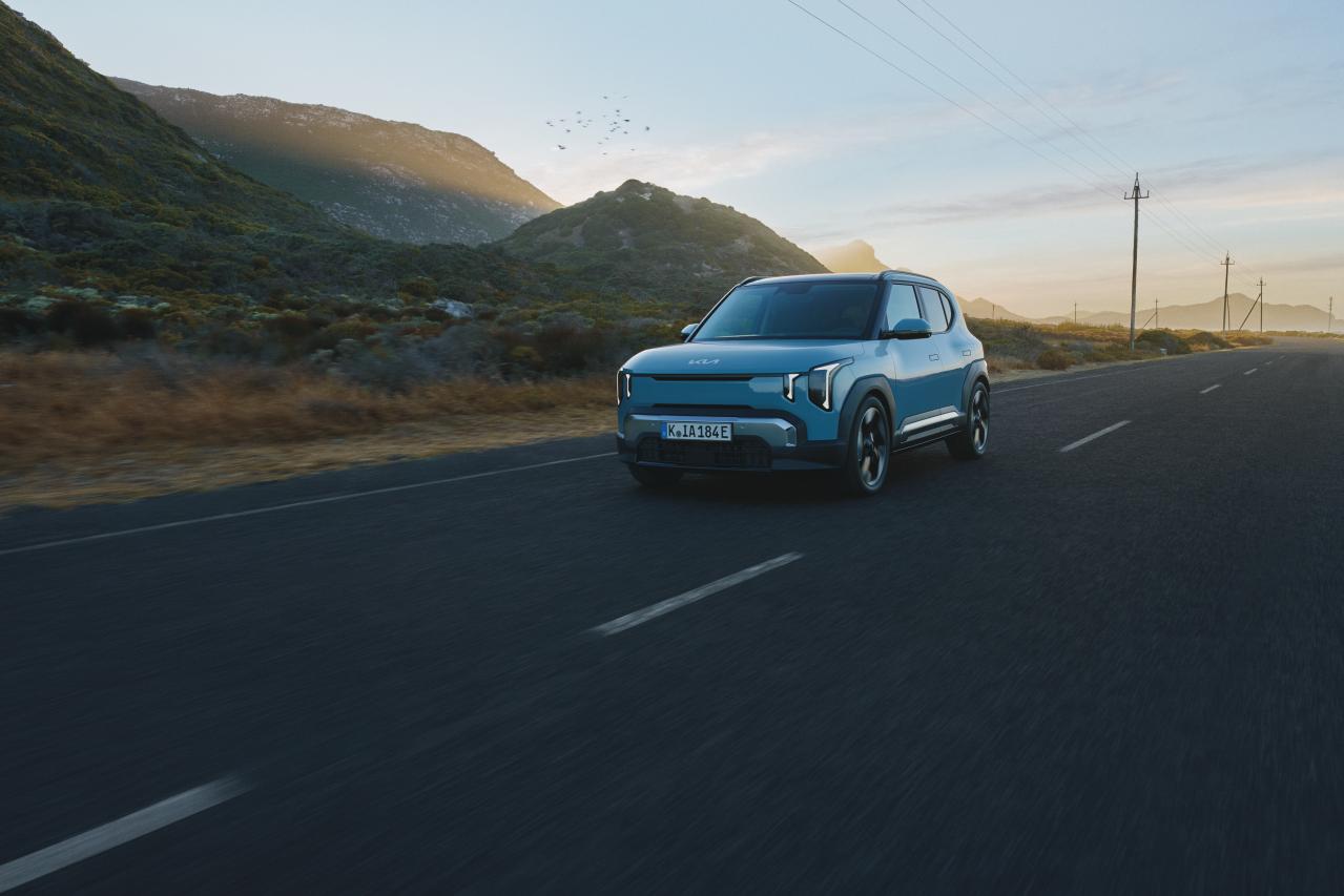 Kia EV2 auf einer Landstraße bei Abenddämmerung