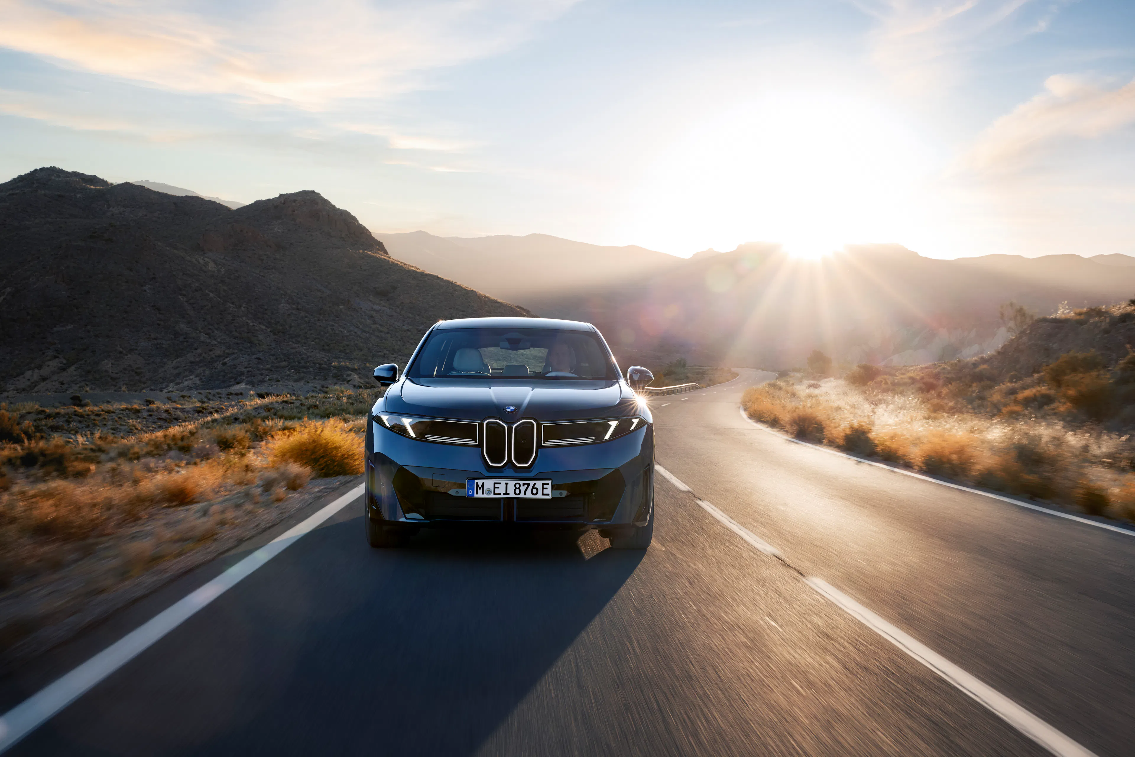 Ein BMW iX3 50 xDrive bei Sonnenuntergang