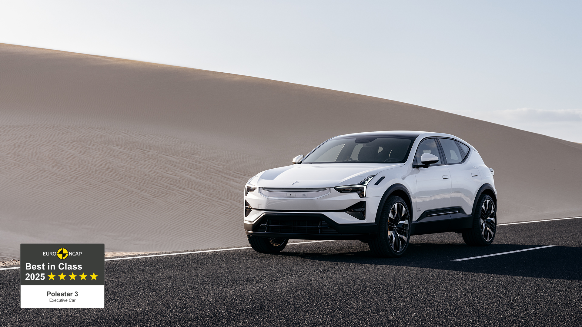 Ein hell lackierter Polestar 3 fährt eine Straße entlang.