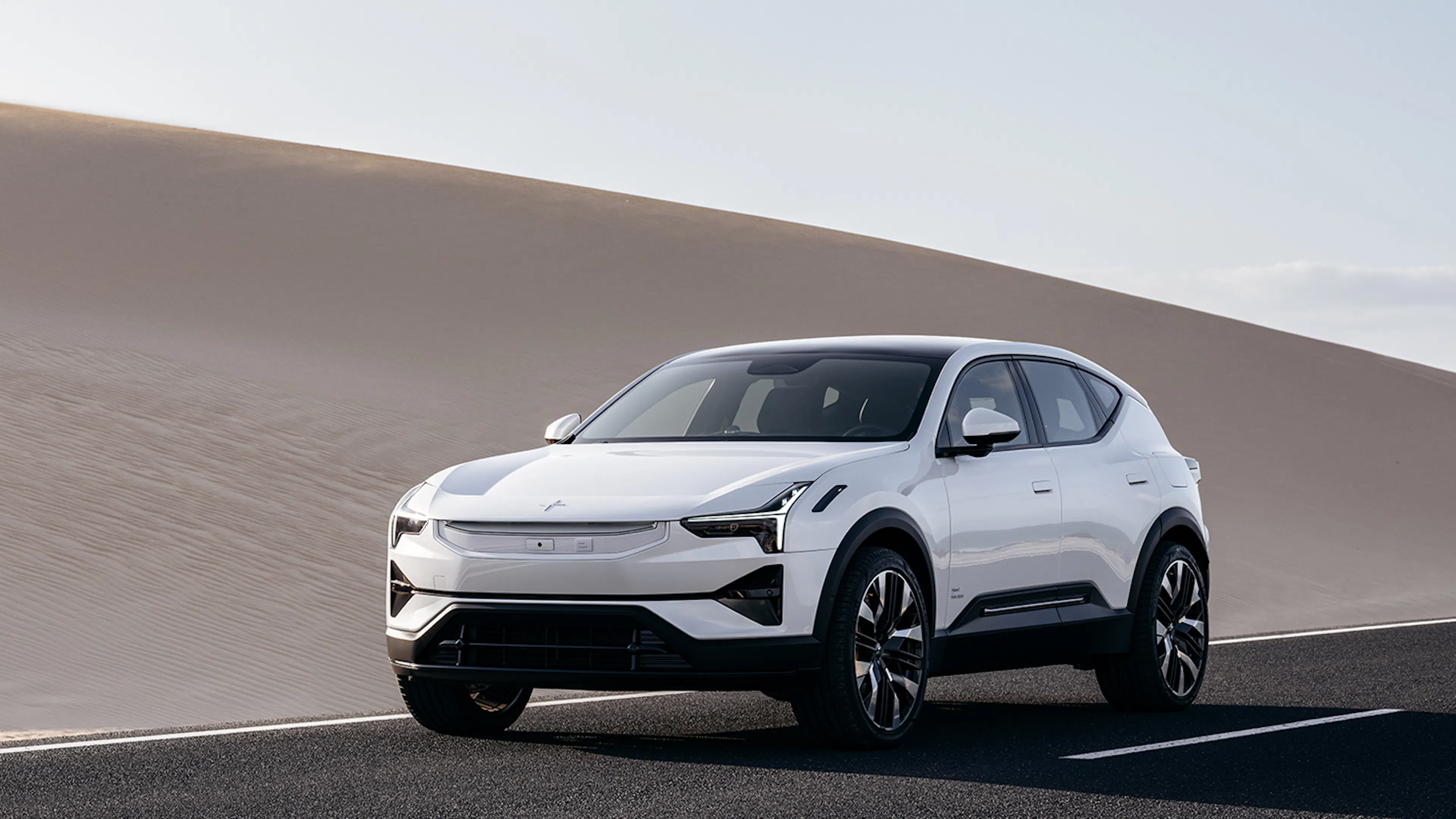 Ein hell lackierter Polestar 3 fährt eine Straße entlang.
