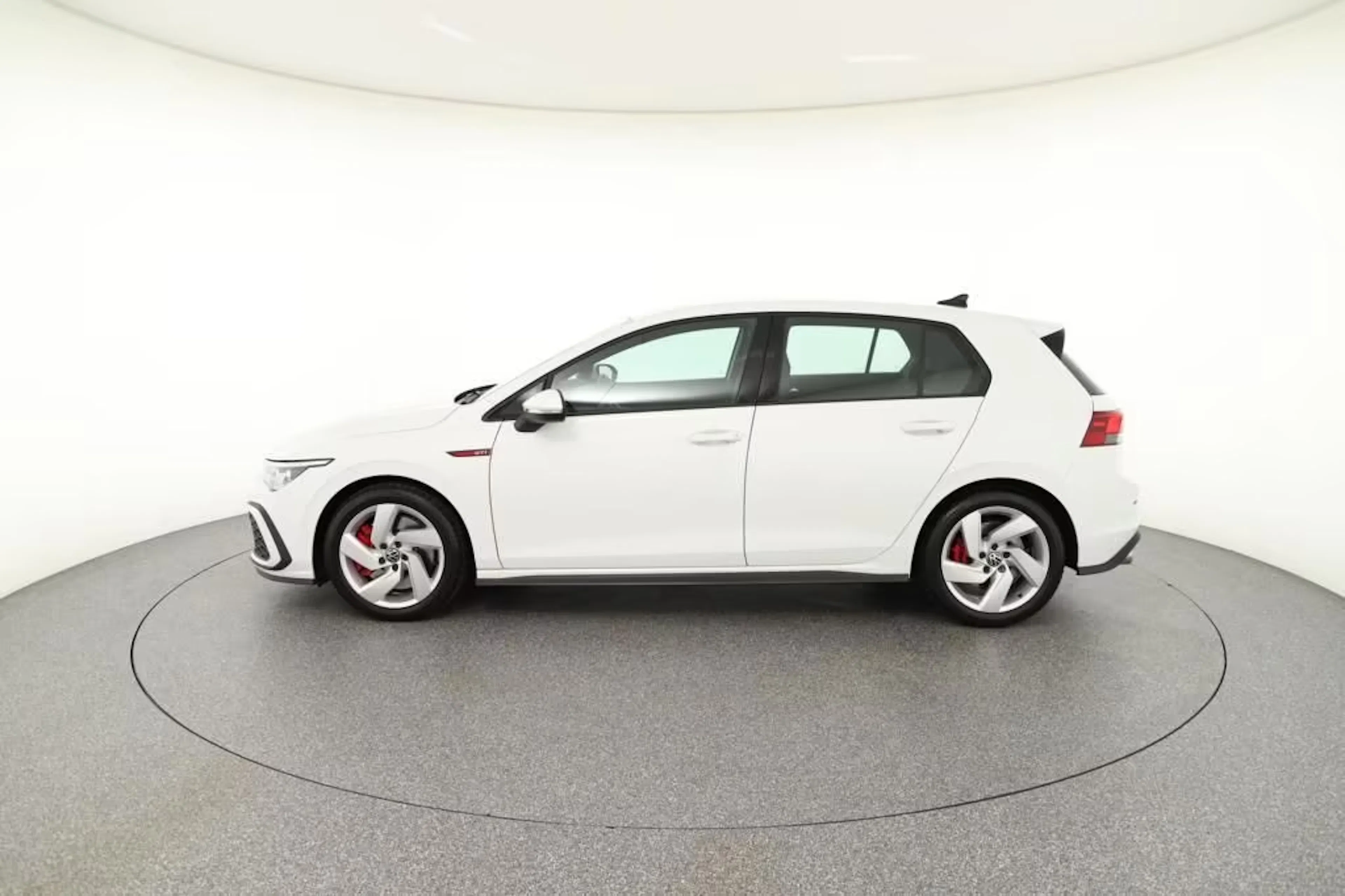 Ein weißer VW Golf steht auf einer Präsentationsfläche beim Händler.