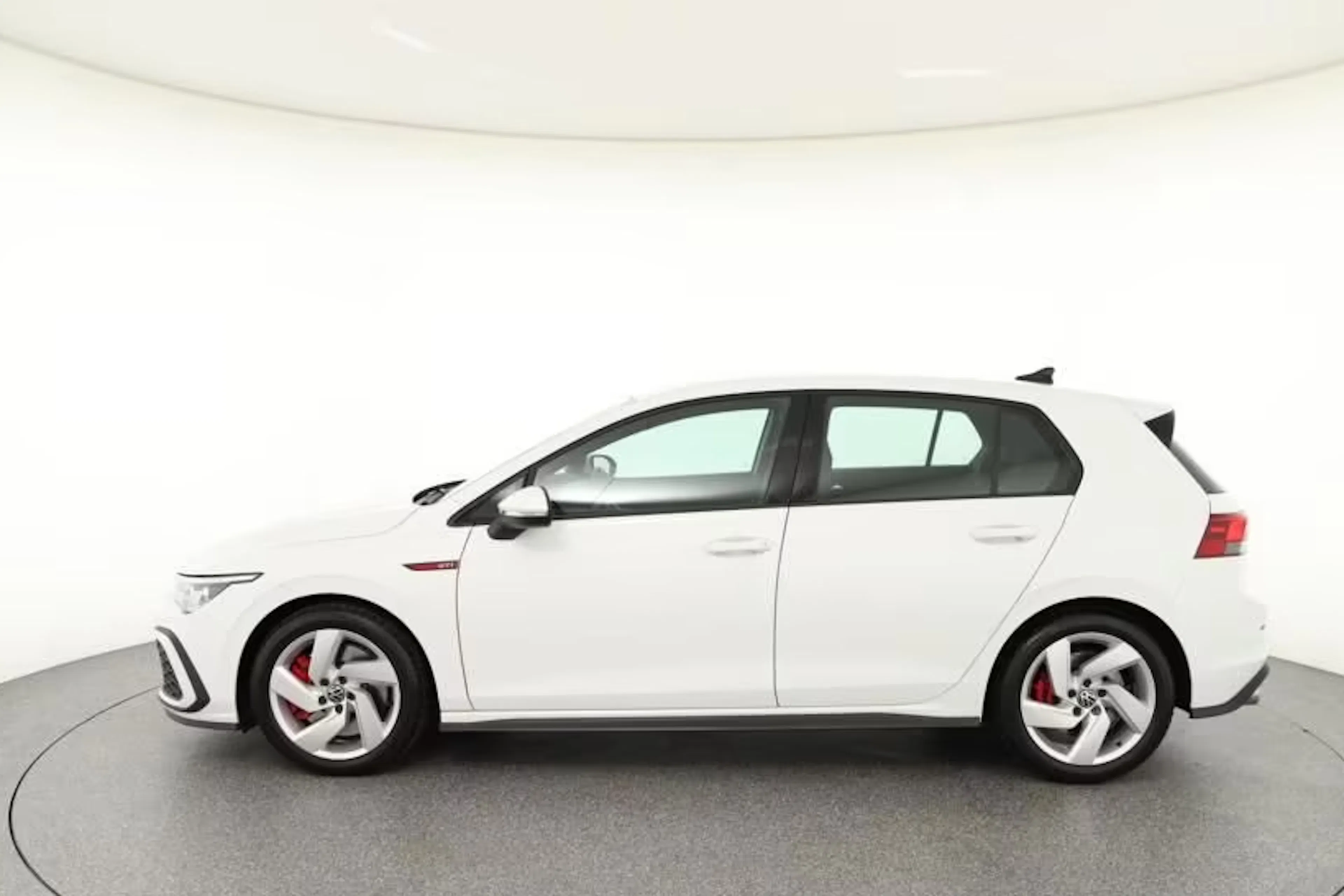 Ein weißer VW Golf steht auf einer Präsentationsfläche beim Händler.