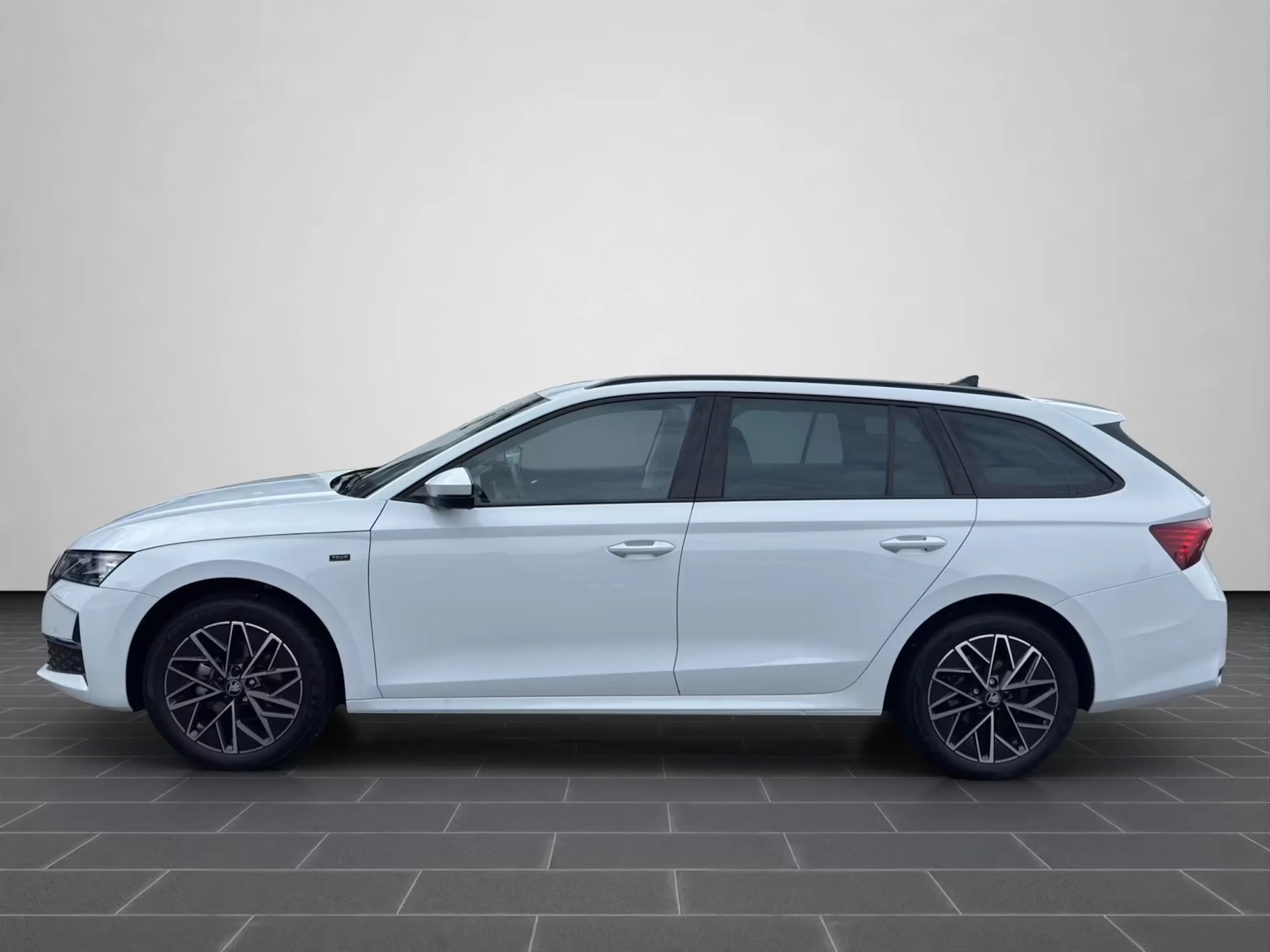 Ein weißer Škoda Octavia steht auf einer Verkaufsfläche.