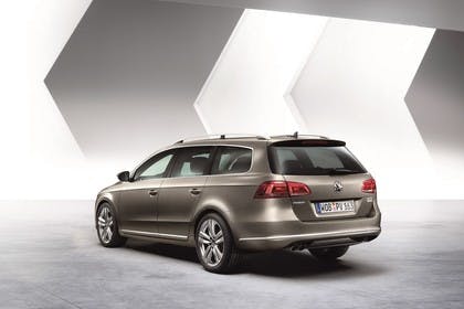 VW Passat Variant B7 Aussenansicht Heck schräg statisc Studio braun