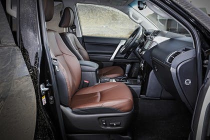 Toyota Land Cruiser J15 Innenansicht Detail statisch schwarz braun Beifahrerraum