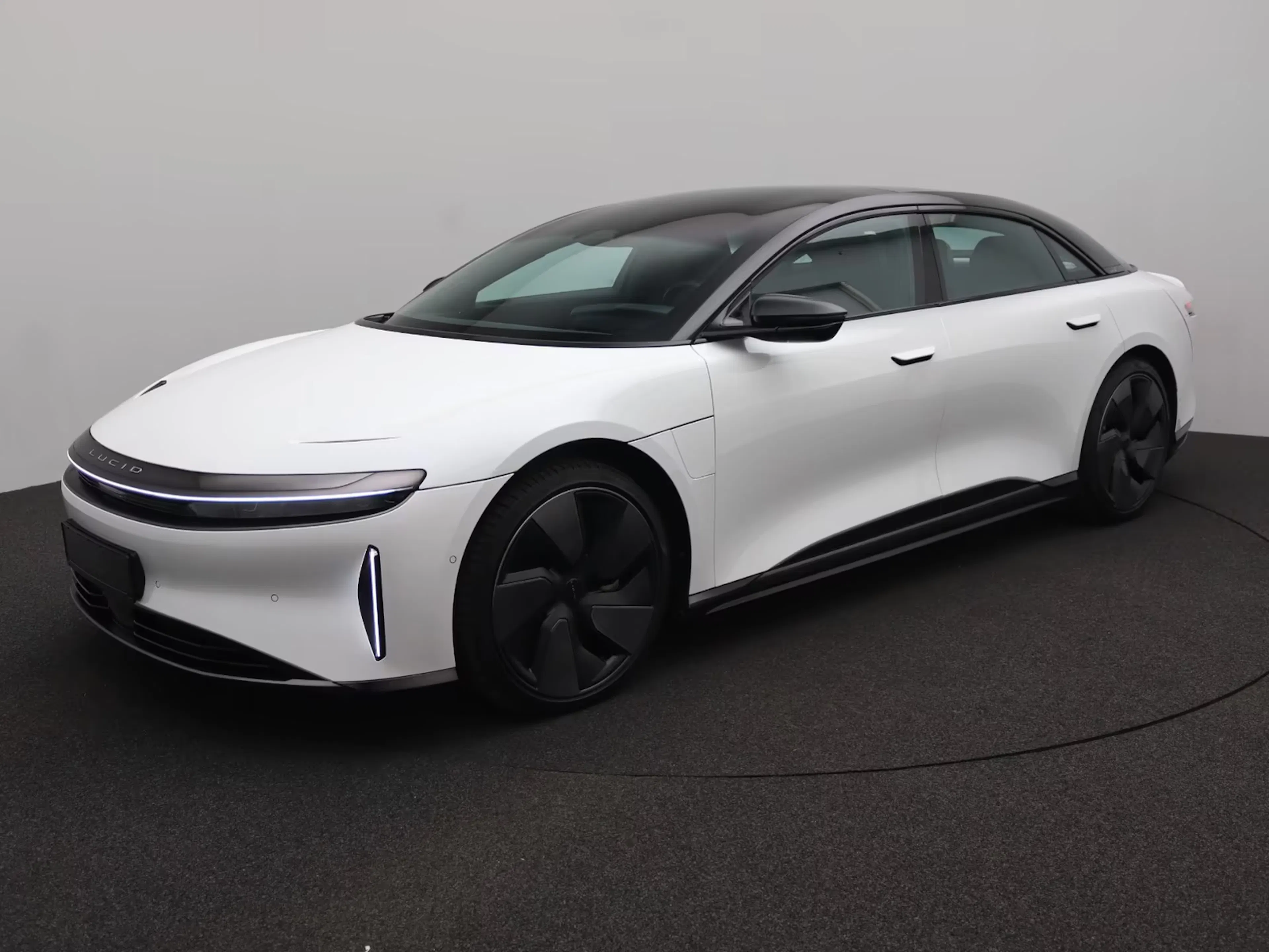 Ein Lucid Air Grand Touring steht auf einer Verkaufsfläche.
