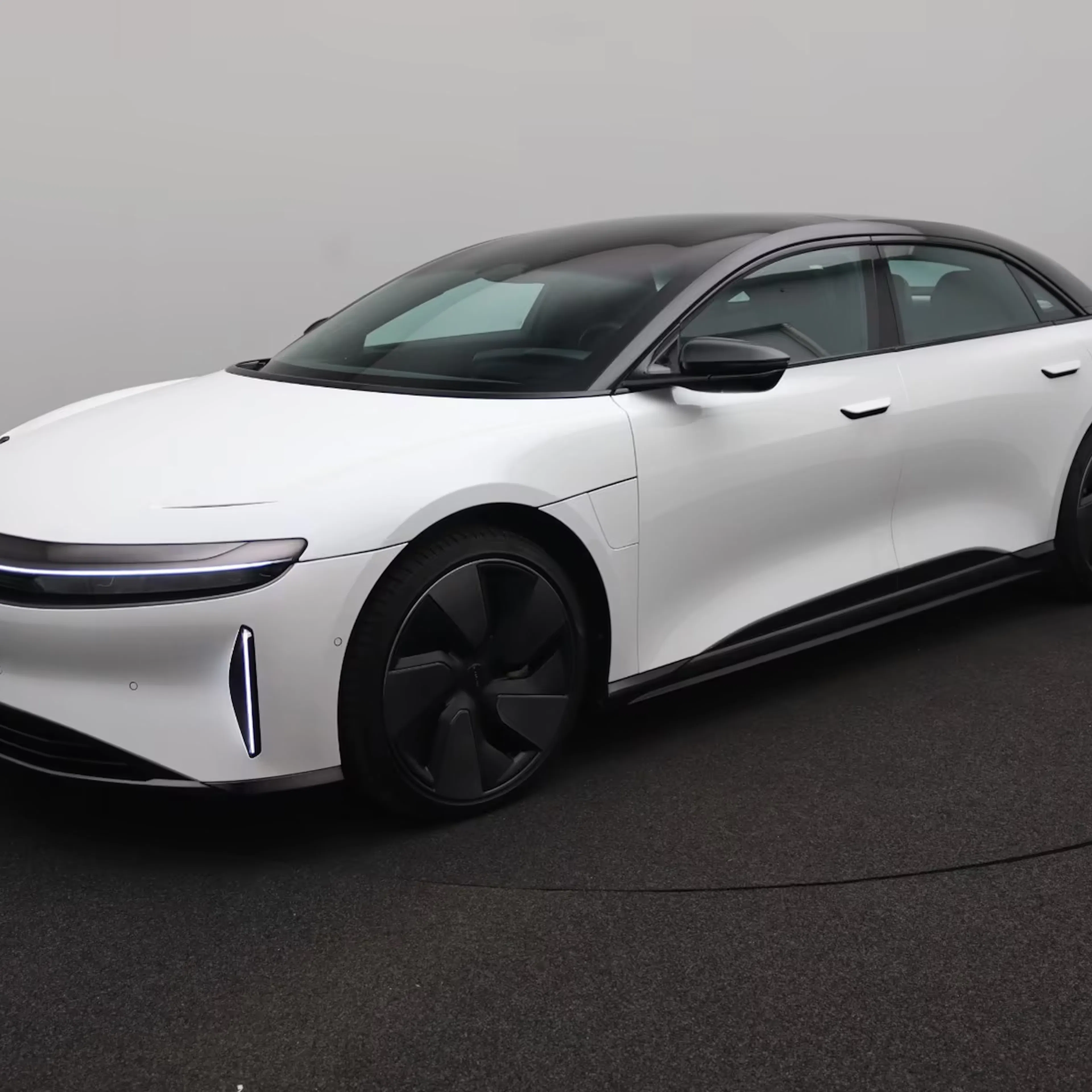 Ein Lucid Air Grand Touring steht auf einer Verkaufsfläche.