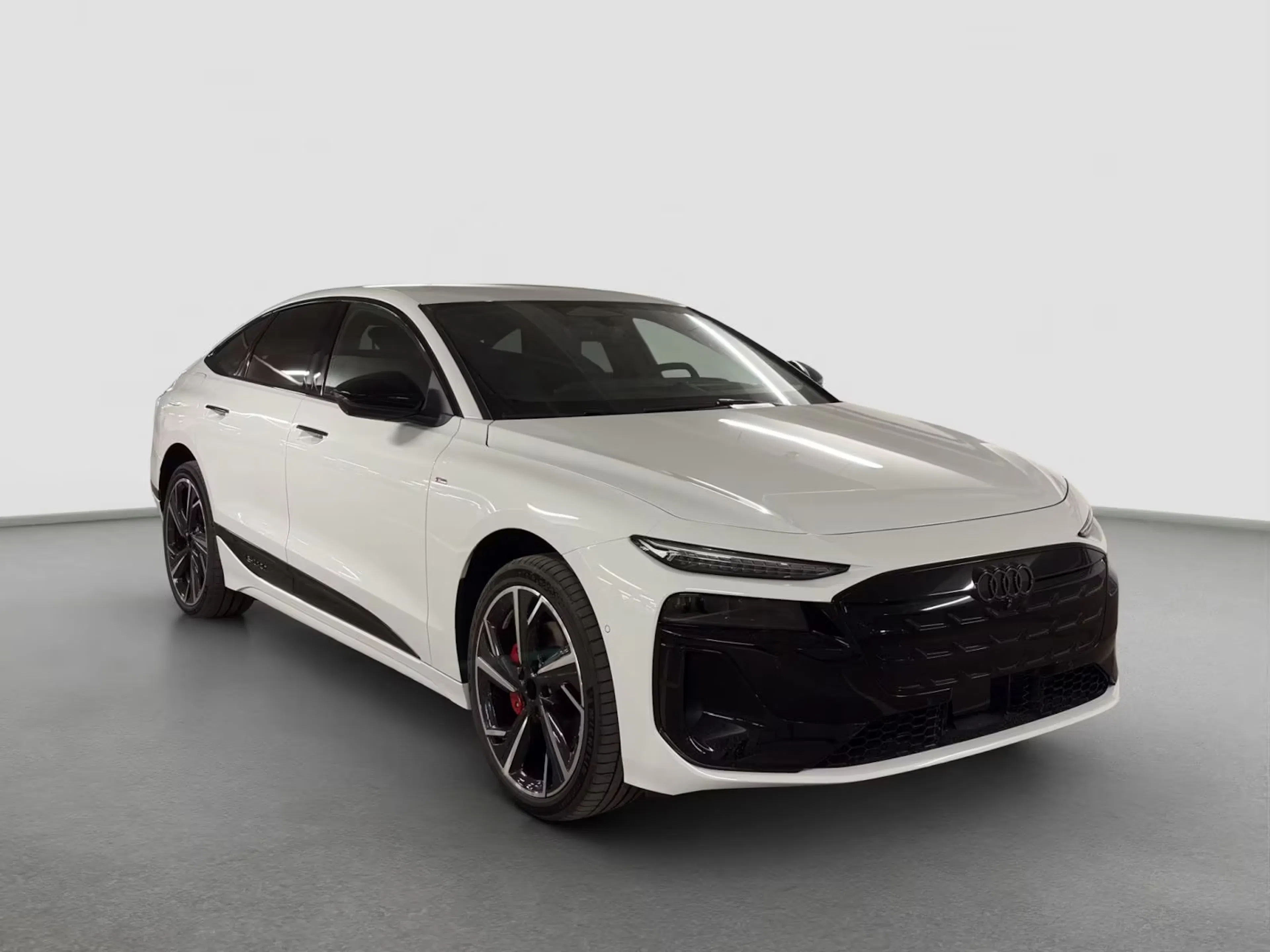 Ein Audi A6 Sportback steht auf einer Verkaufsfläche.