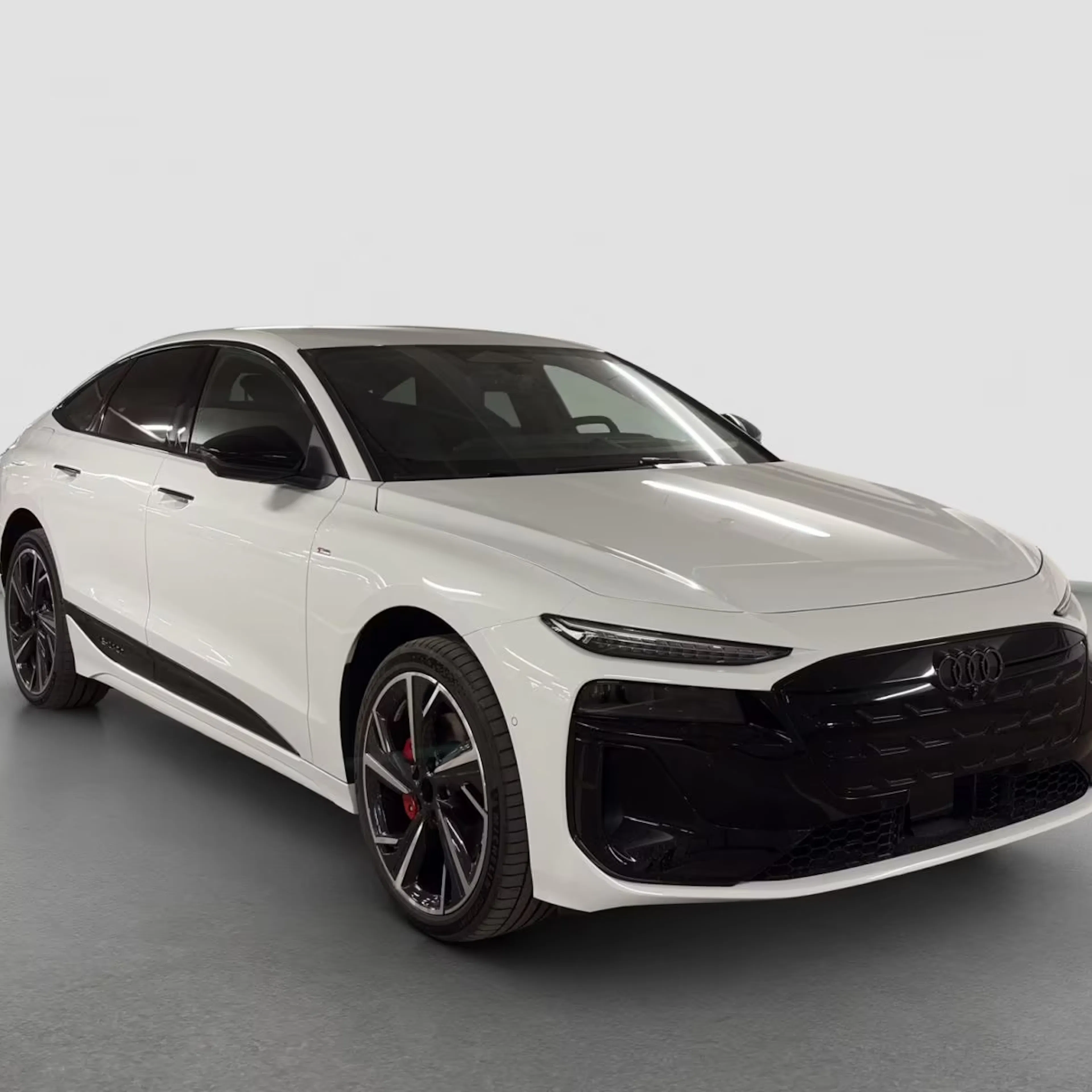 Ein Audi A6 Sportback steht auf einer Verkaufsfläche.