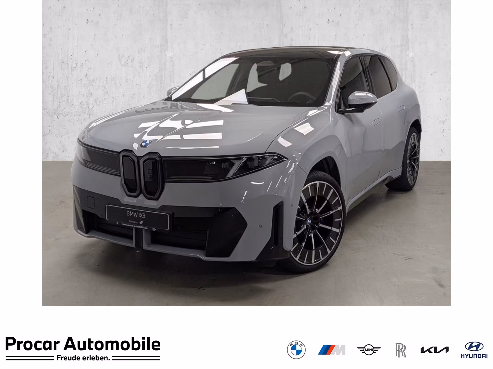 Ein BMW iX3 50 xDrive steht auf einer Verkaufsfläche.