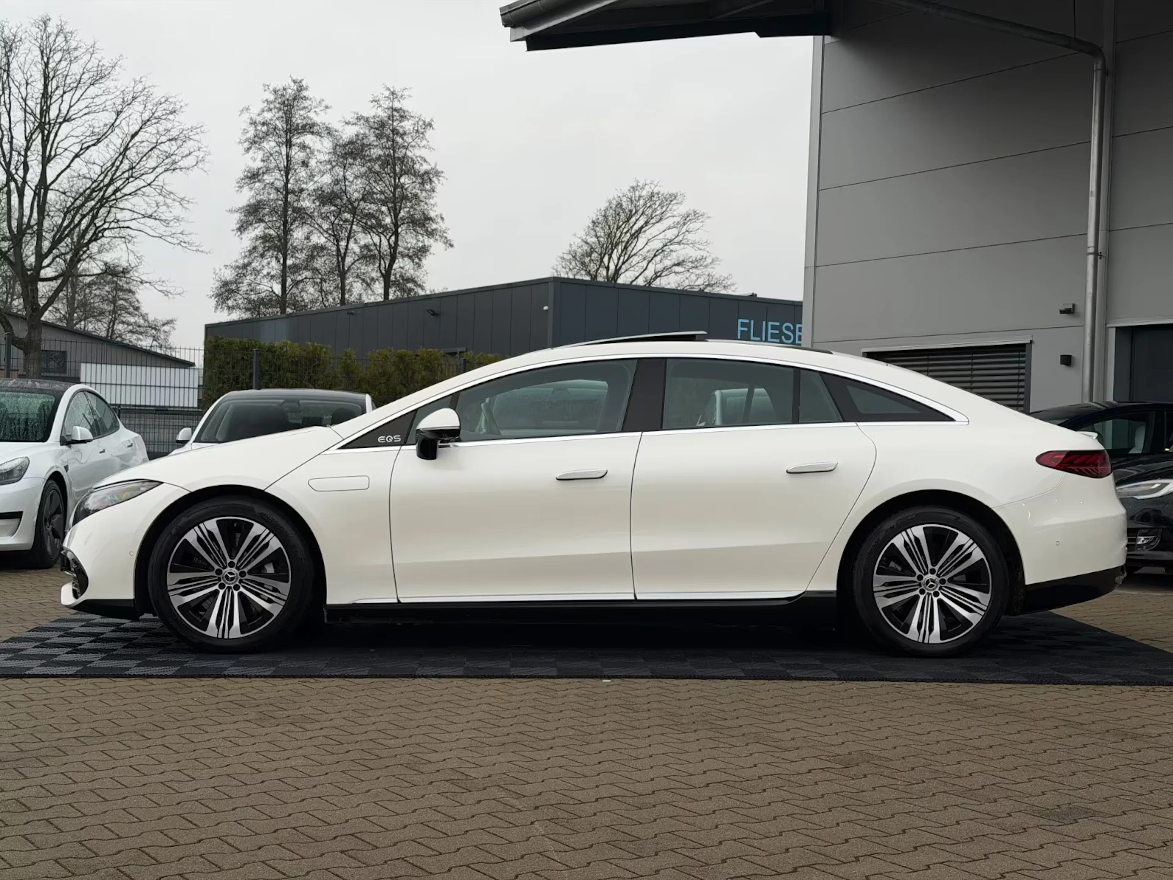 Ein Mercedes-Benz EQS 450+ steht auf einer Verkaufsfläche.
