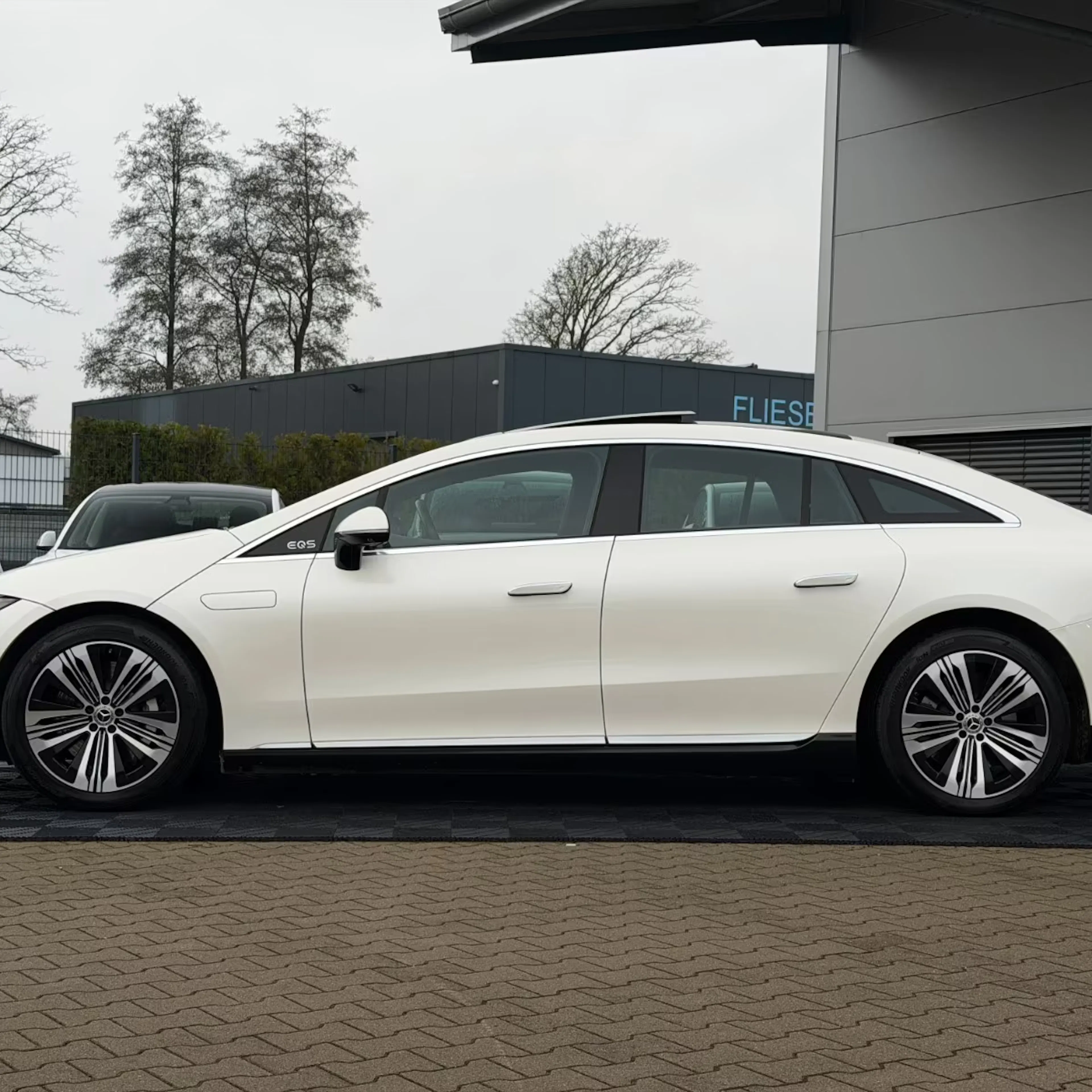 Ein Mercedes-Benz EQS 450+ steht auf einer Verkaufsfläche.