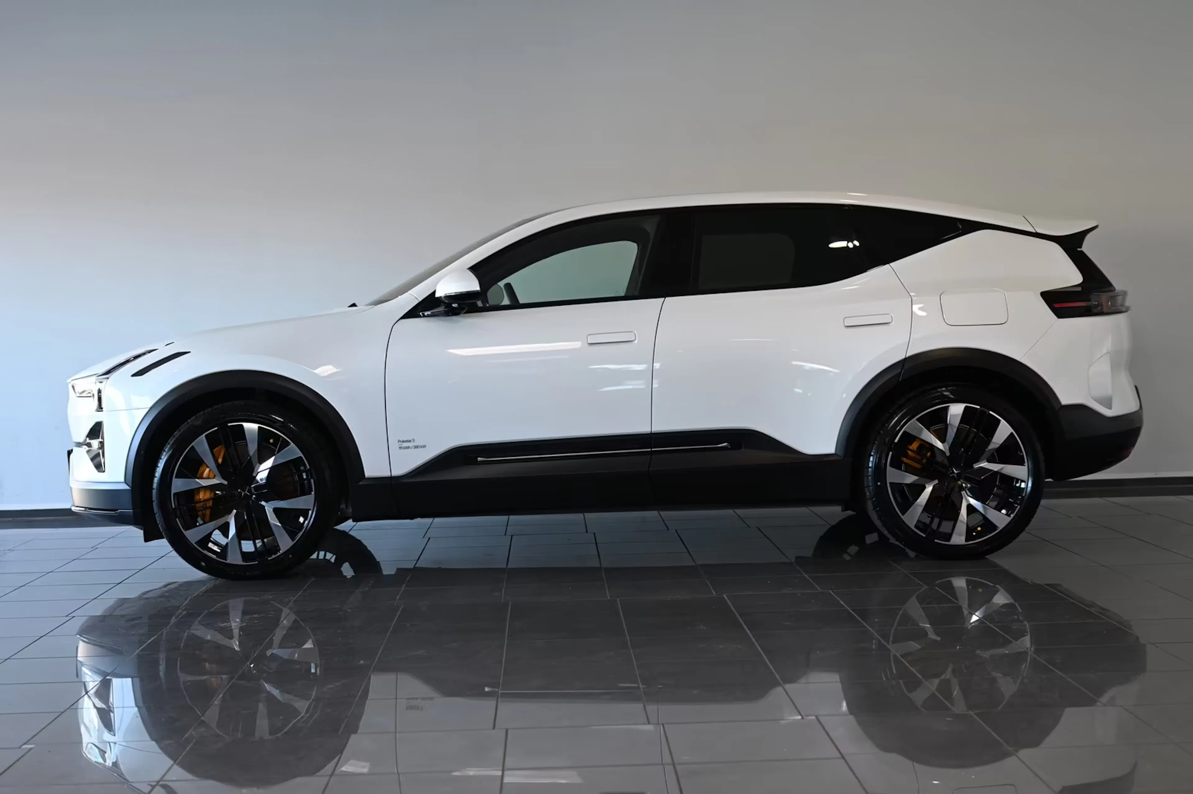 Ein Polestar 3 steht auf einer Verkaufsfläche.
