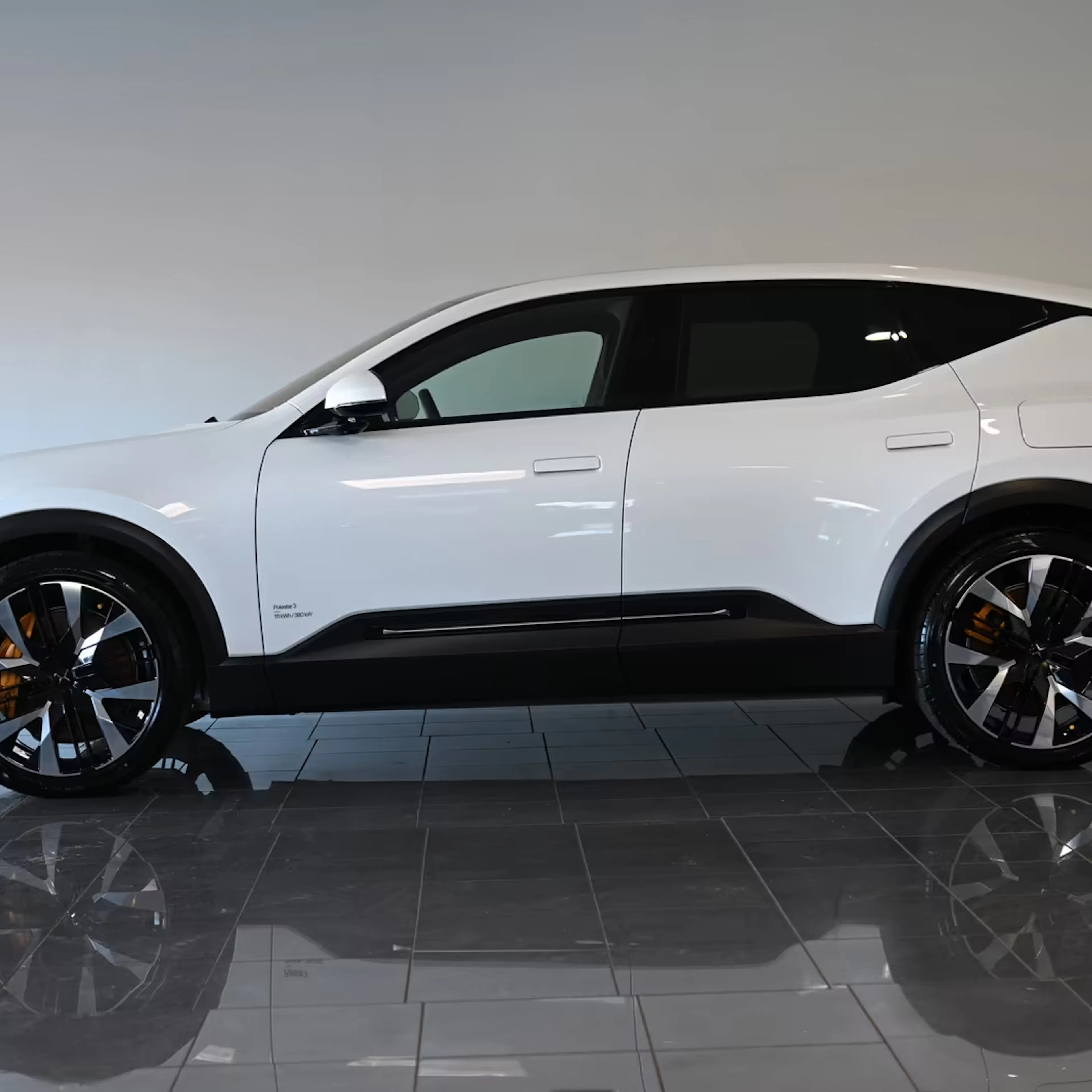 Ein Polestar 3 steht auf einer Verkaufsfläche.