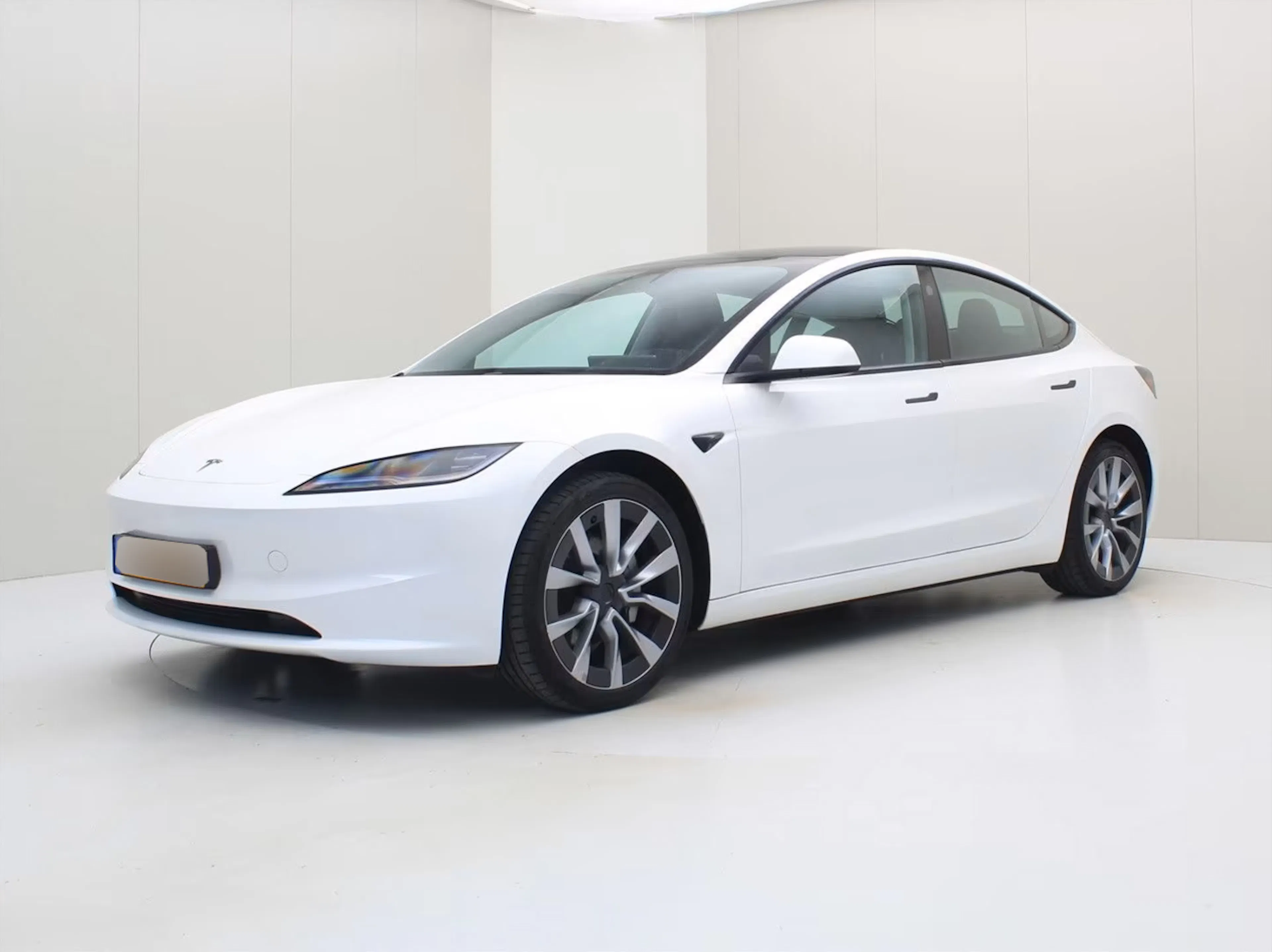 Ein Tesla Model 3 steht auf einer Verkaufsfläche.