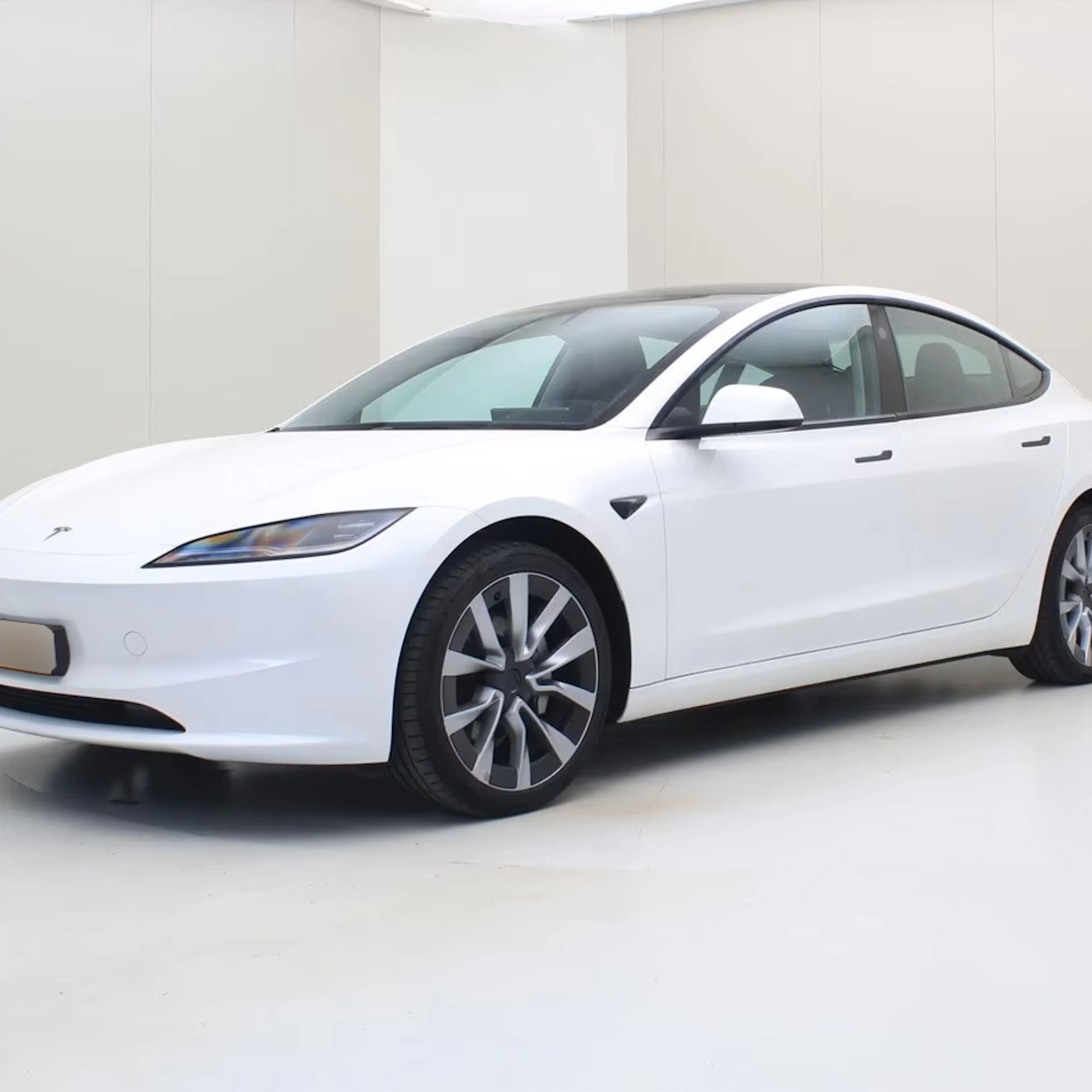 Ein Tesla Model 3 steht auf einer Verkaufsfläche.