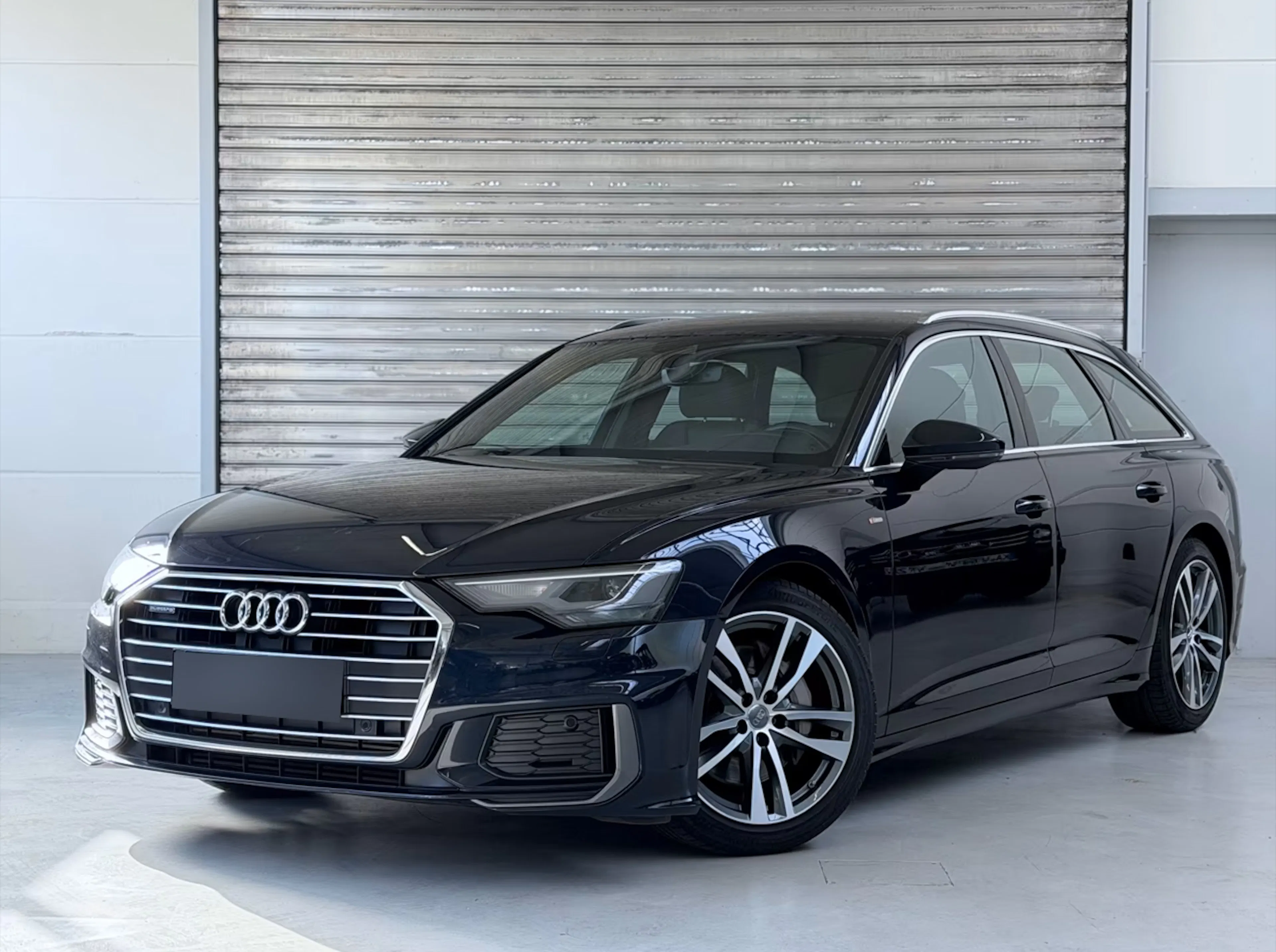 Ein Audi A6 Avant steht auf einer Verkaufsfläche.