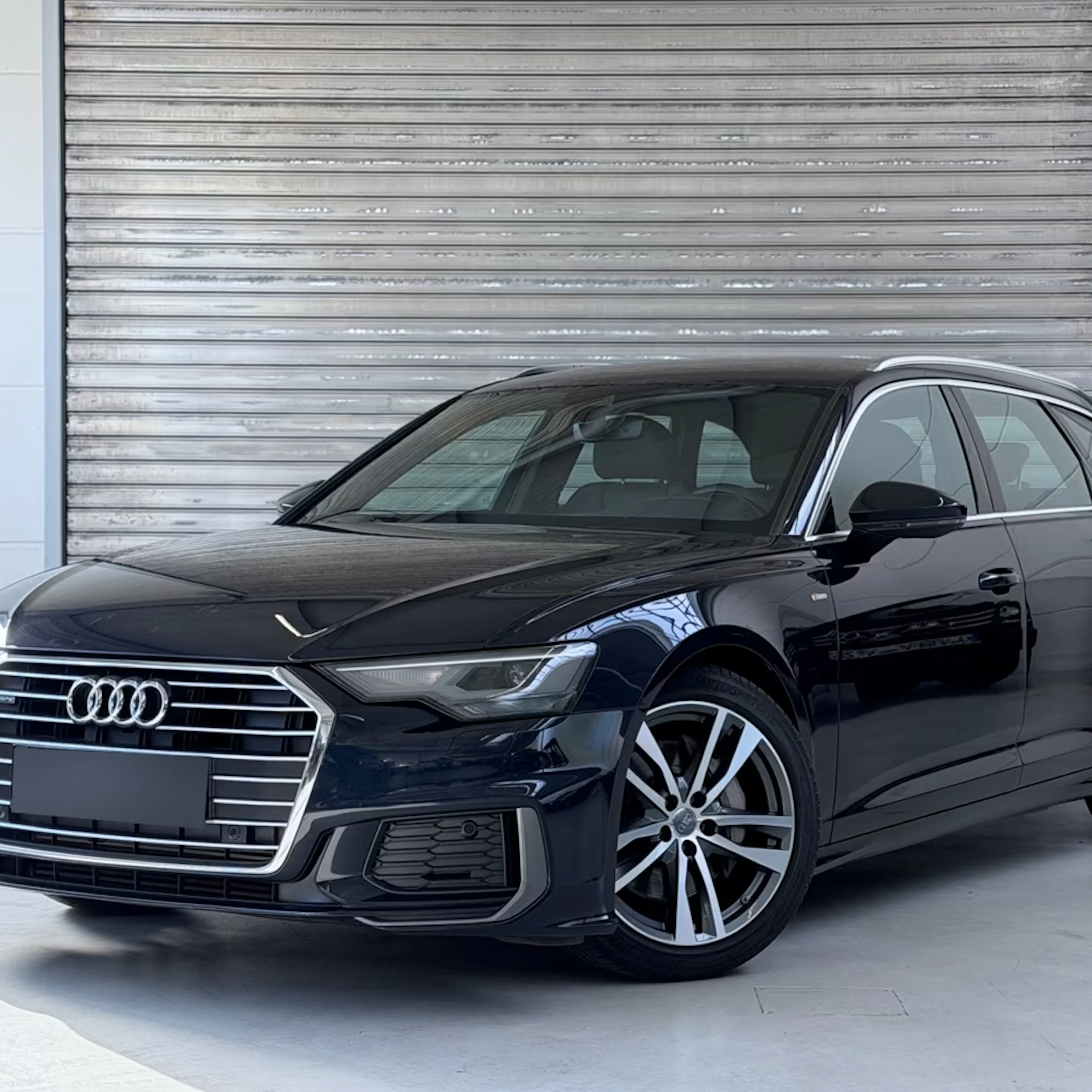 Ein Audi A6 Avant steht auf einer Verkaufsfläche.