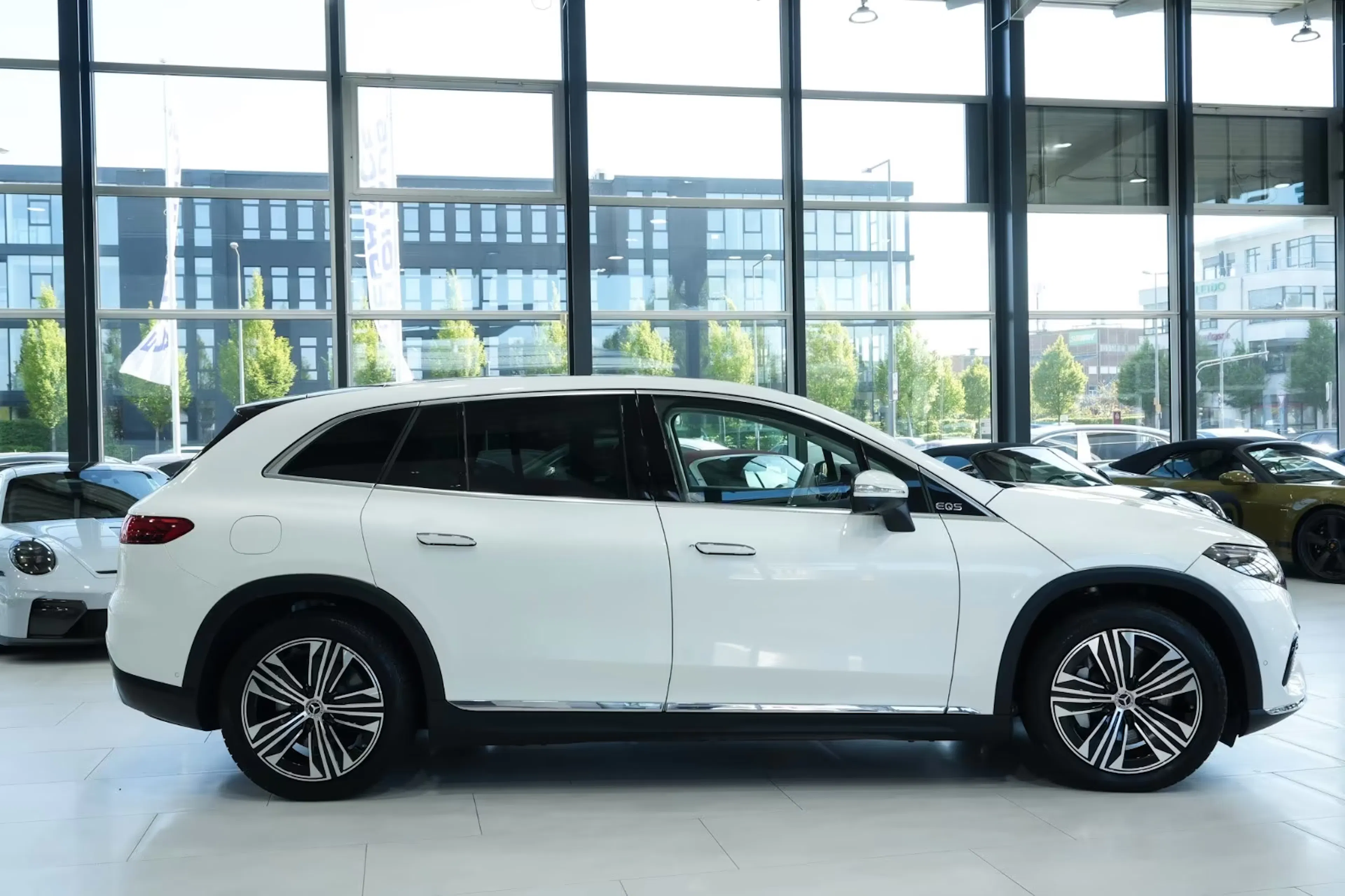 Ein weißes EQS-SUV von Mercedes steht in einer Verkaufshalle.