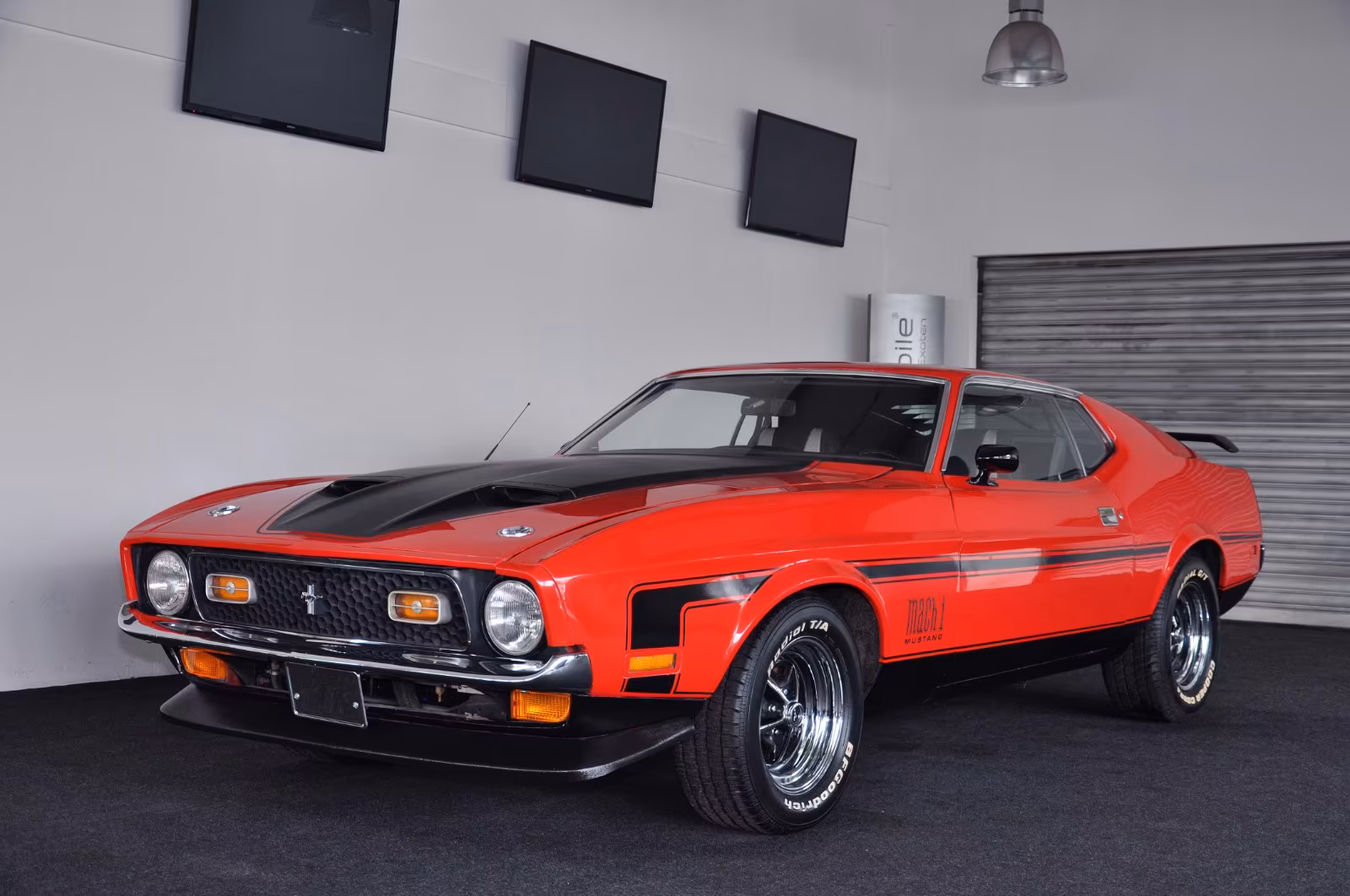 Der rote Ford Mustang, der einst Howard Carpendale gehörte, steht in einer Garage.