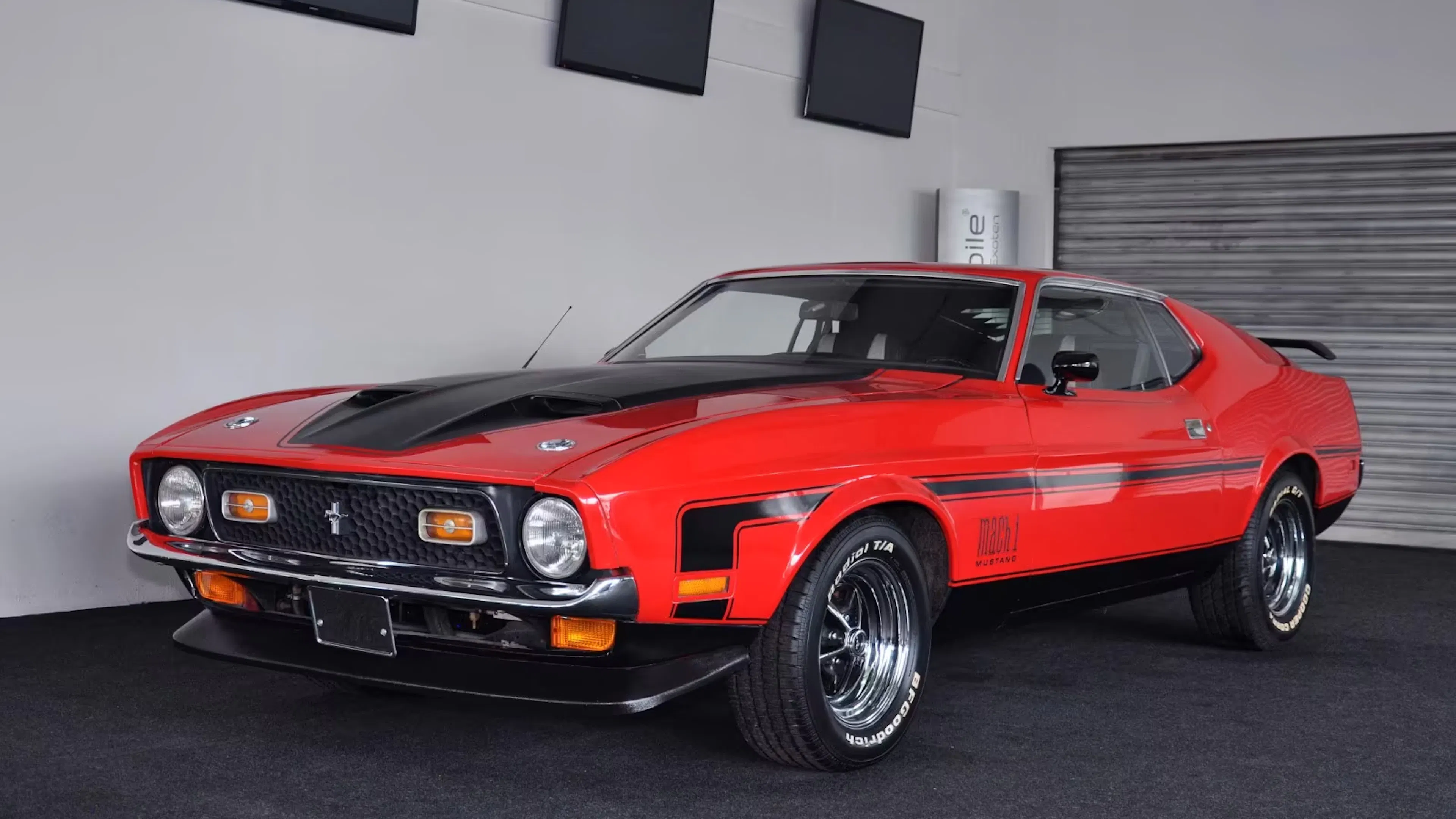 Der rote Ford Mustang, der einst Howard Carpendale gehörte, steht in einer Garage.