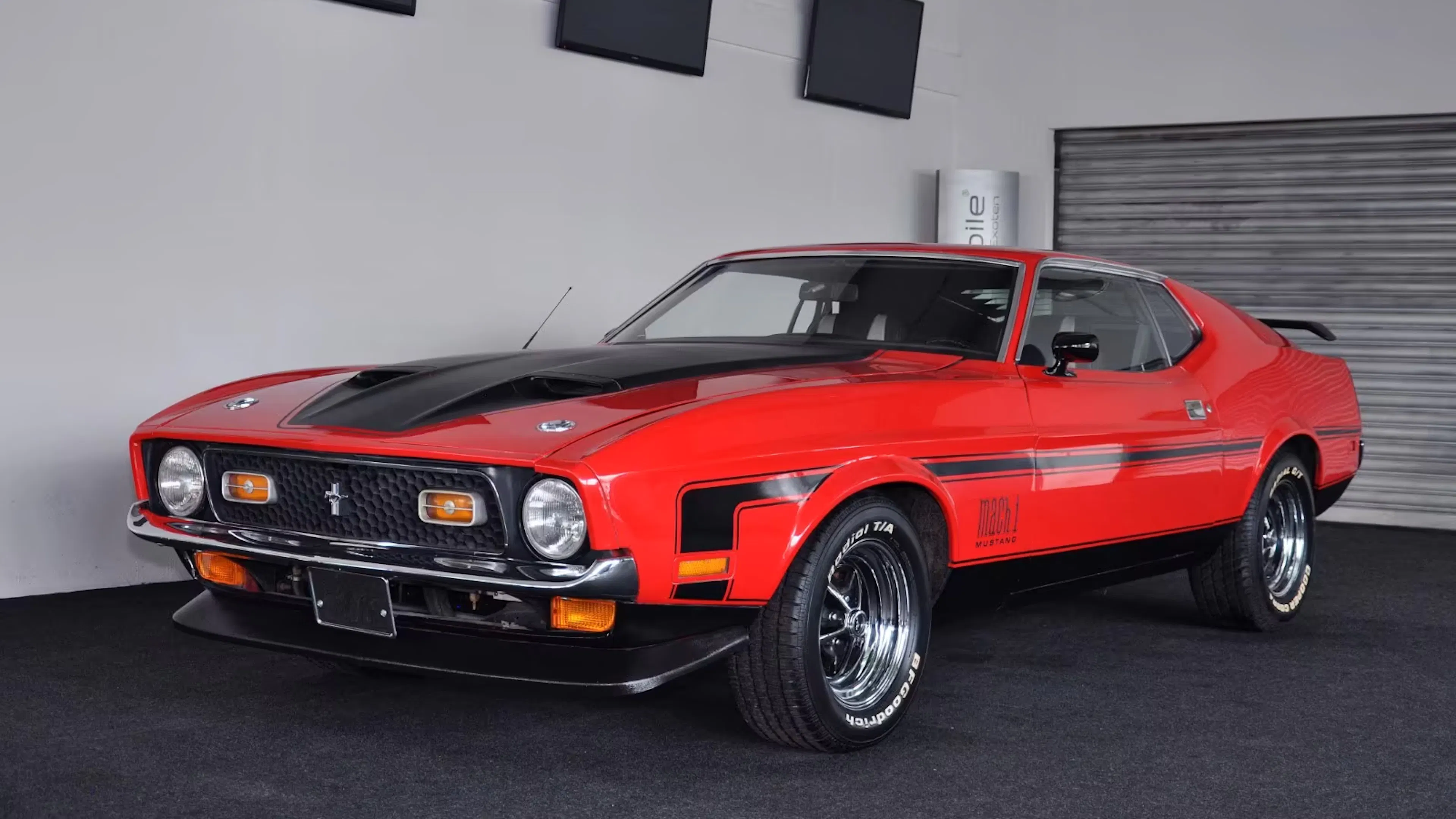 Der rote Ford Mustang, der einst Howard Carpendale gehörte, steht in einer Garage.