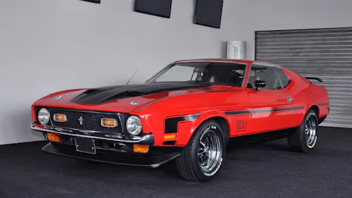 Der rote Ford Mustang, der einst Howard Carpendale gehörte, steht in einer Garage.
