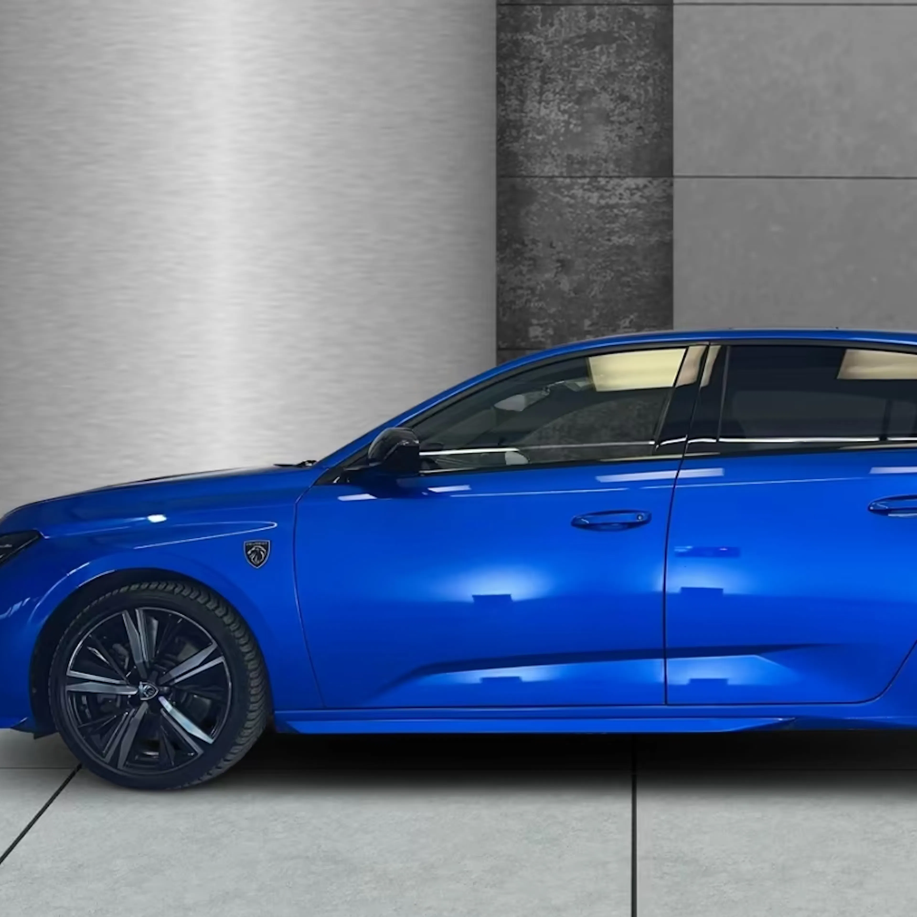 Ein blauer Peugeot 308 steht in einem Verkaufsraum.