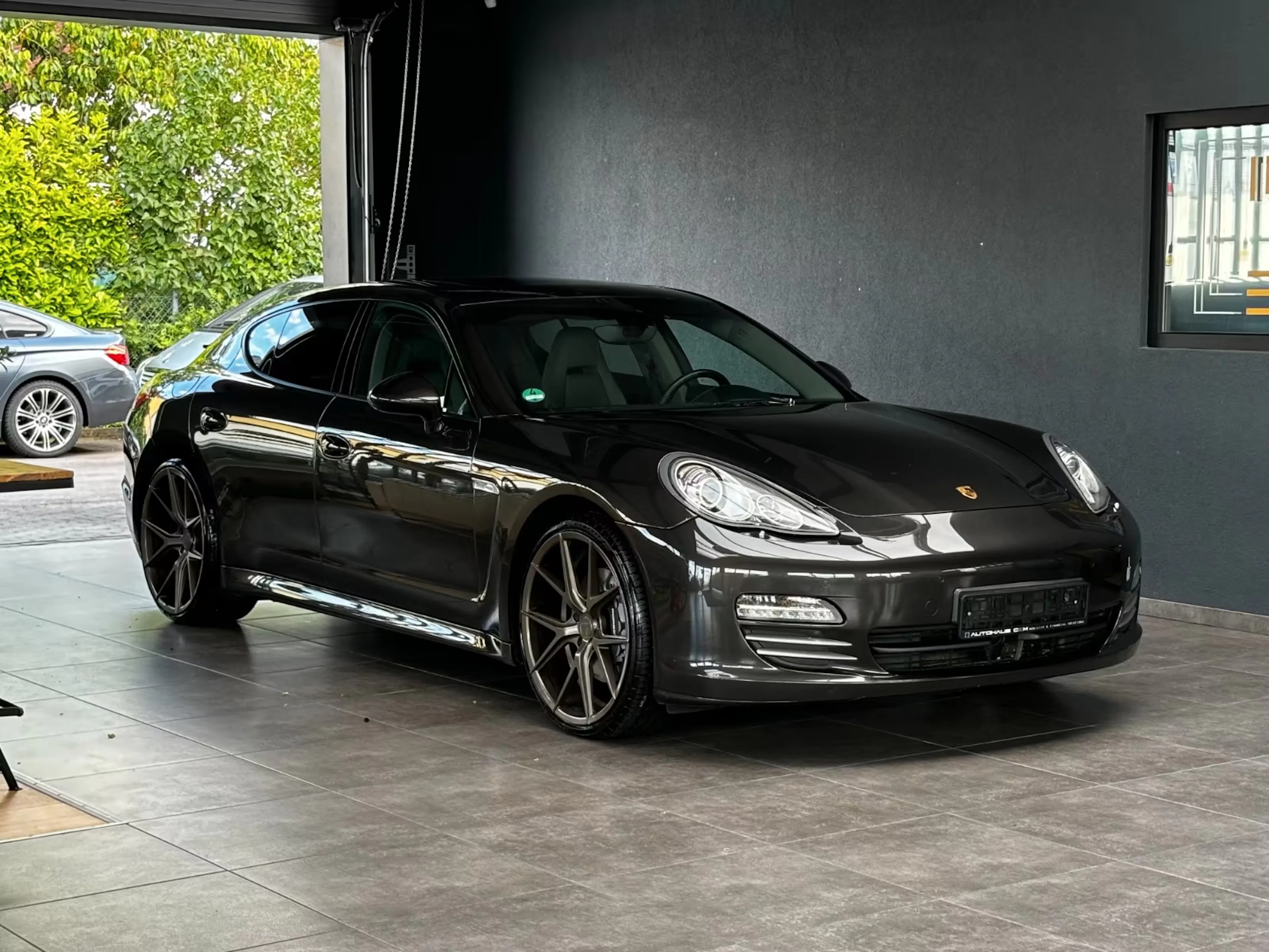 Ein in Grau-Metallic lackierter Porsche Panamera hat einen prominenten Vorbesitzer.