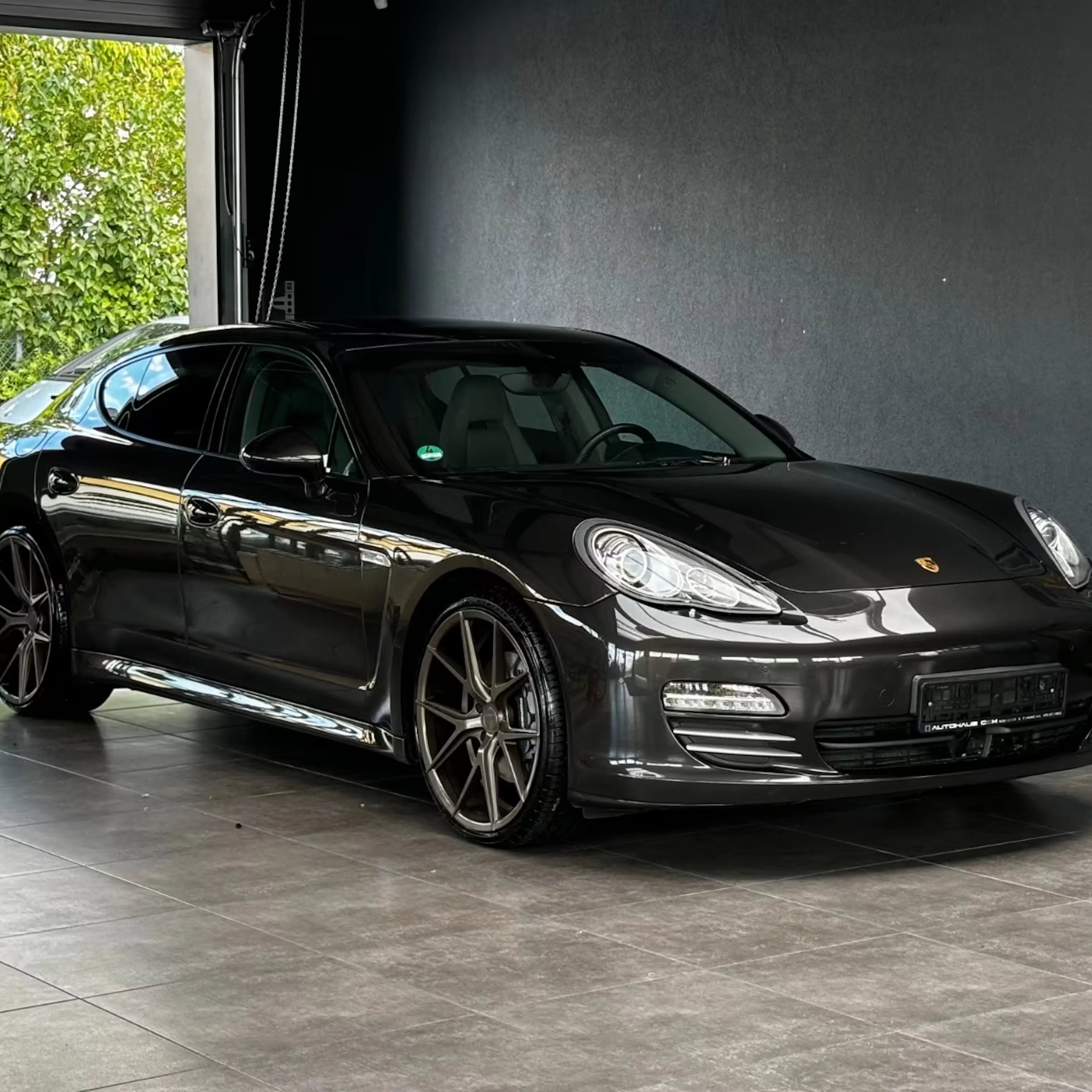 Ein in Grau-Metallic lackierter Porsche Panamera hat einen prominenten Vorbesitzer.