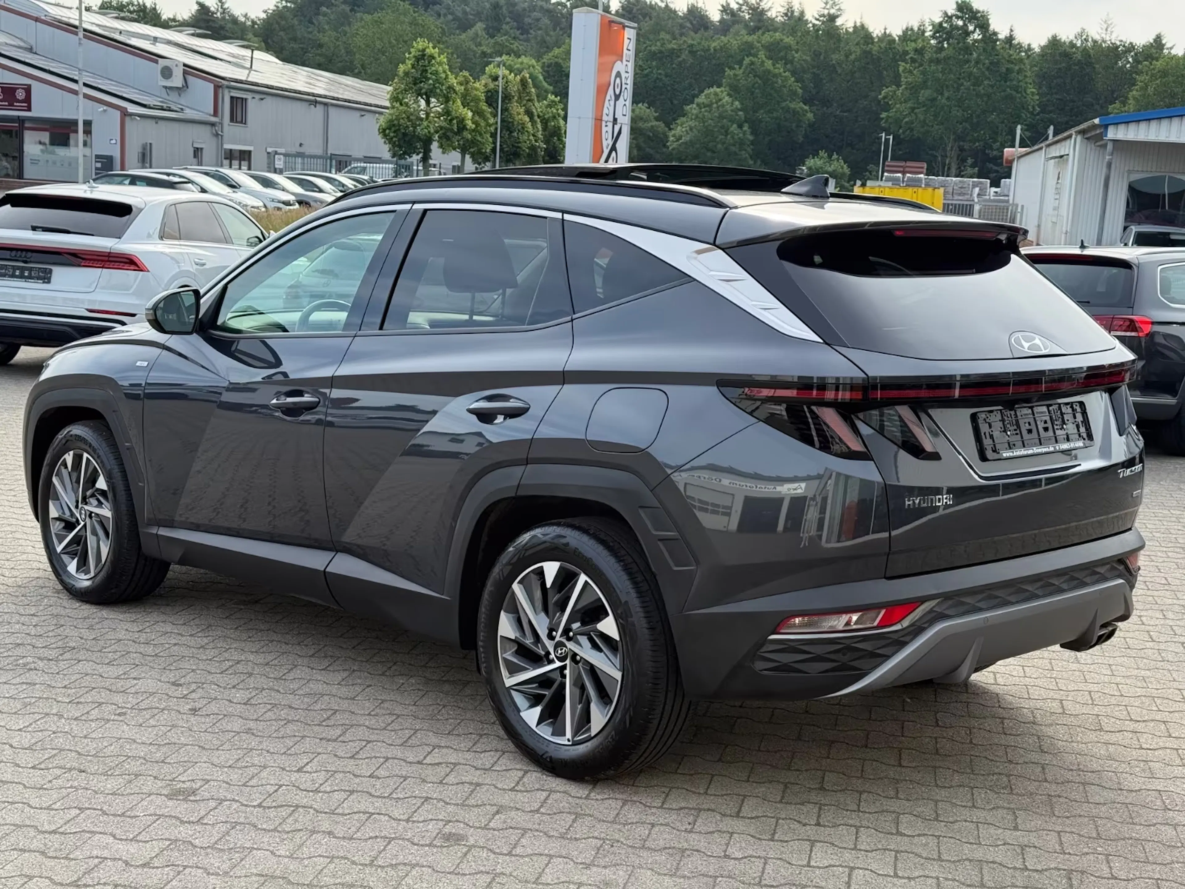 Heckansicht eines dunkel lackierten Hyundai Tucson.
