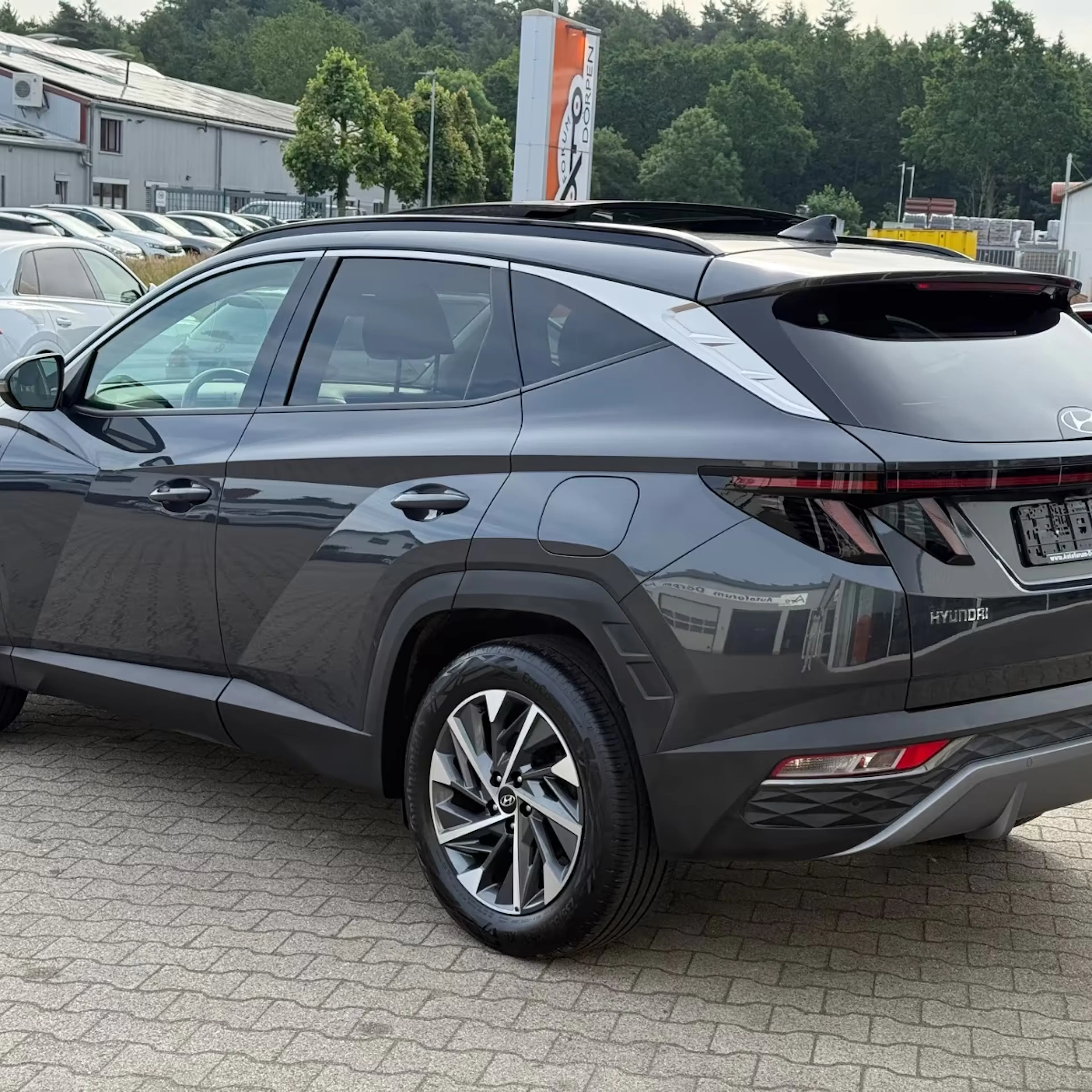 Heckansicht eines dunkel lackierten Hyundai Tucson.