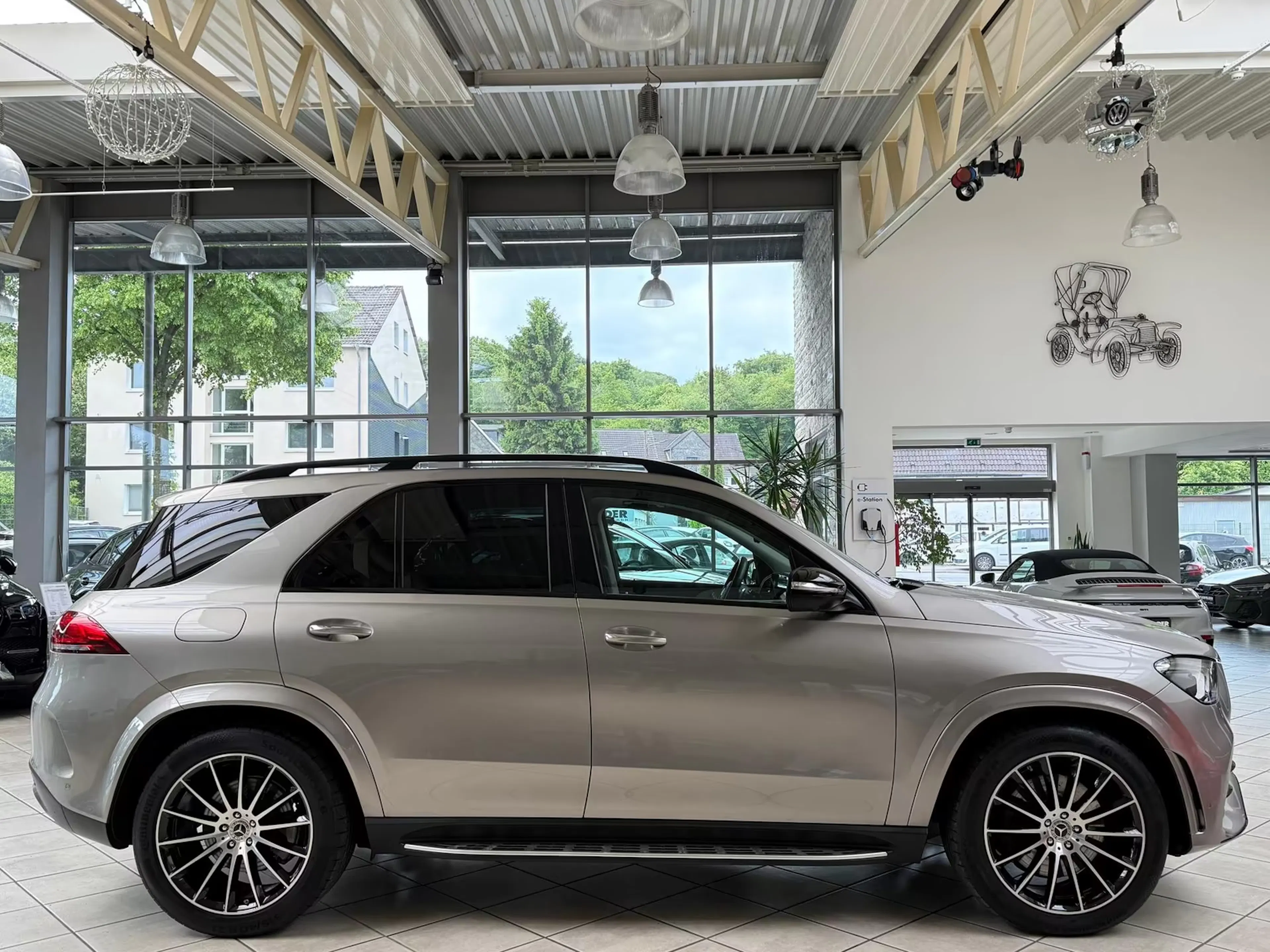 Ein grauer Mercedes-Benz GLE 450 steht in einer Verkaufshalle.