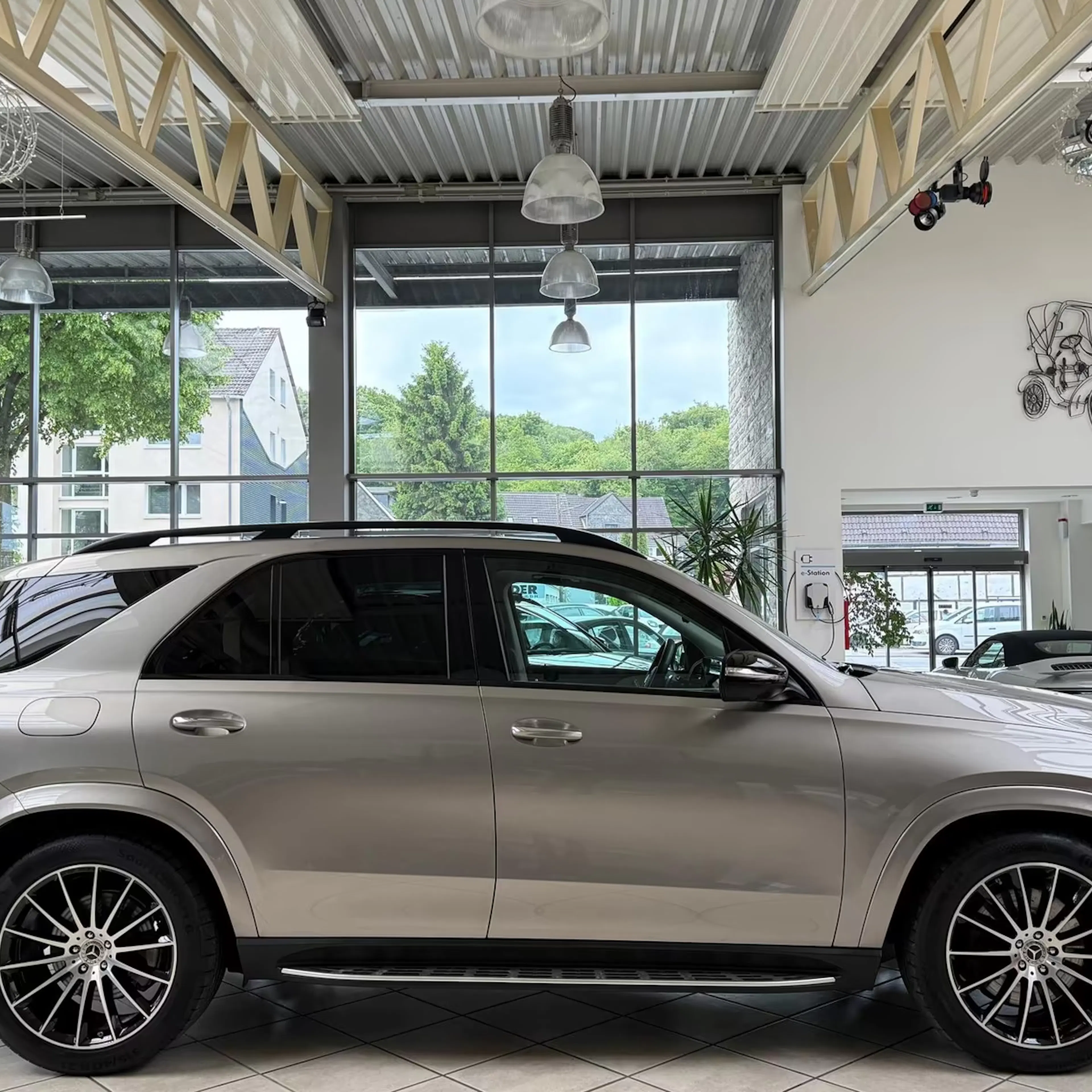 Ein grauer Mercedes-Benz GLE 450 steht in einer Verkaufshalle.